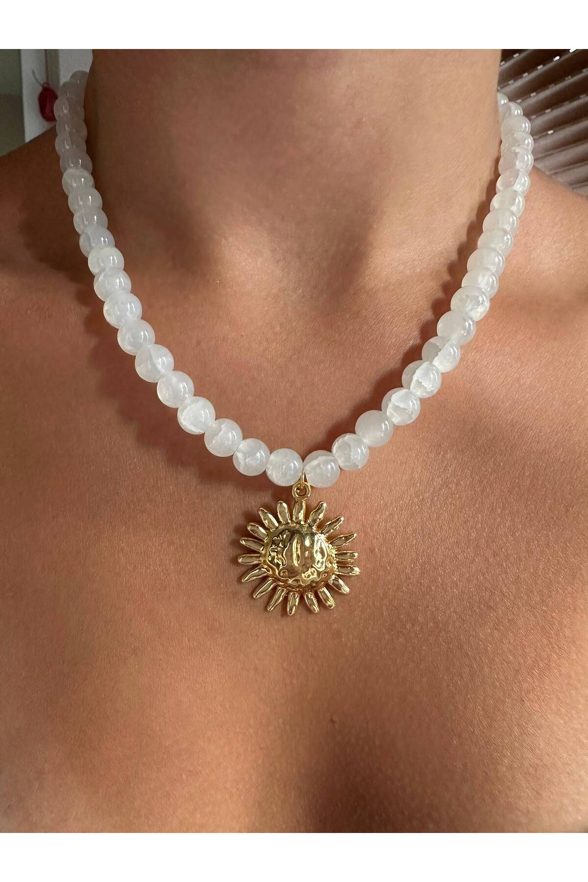 Gold Güneş Charm Beyaz Renk Yazlık Boncuk Kadın Kolye - Detay Görseli 2