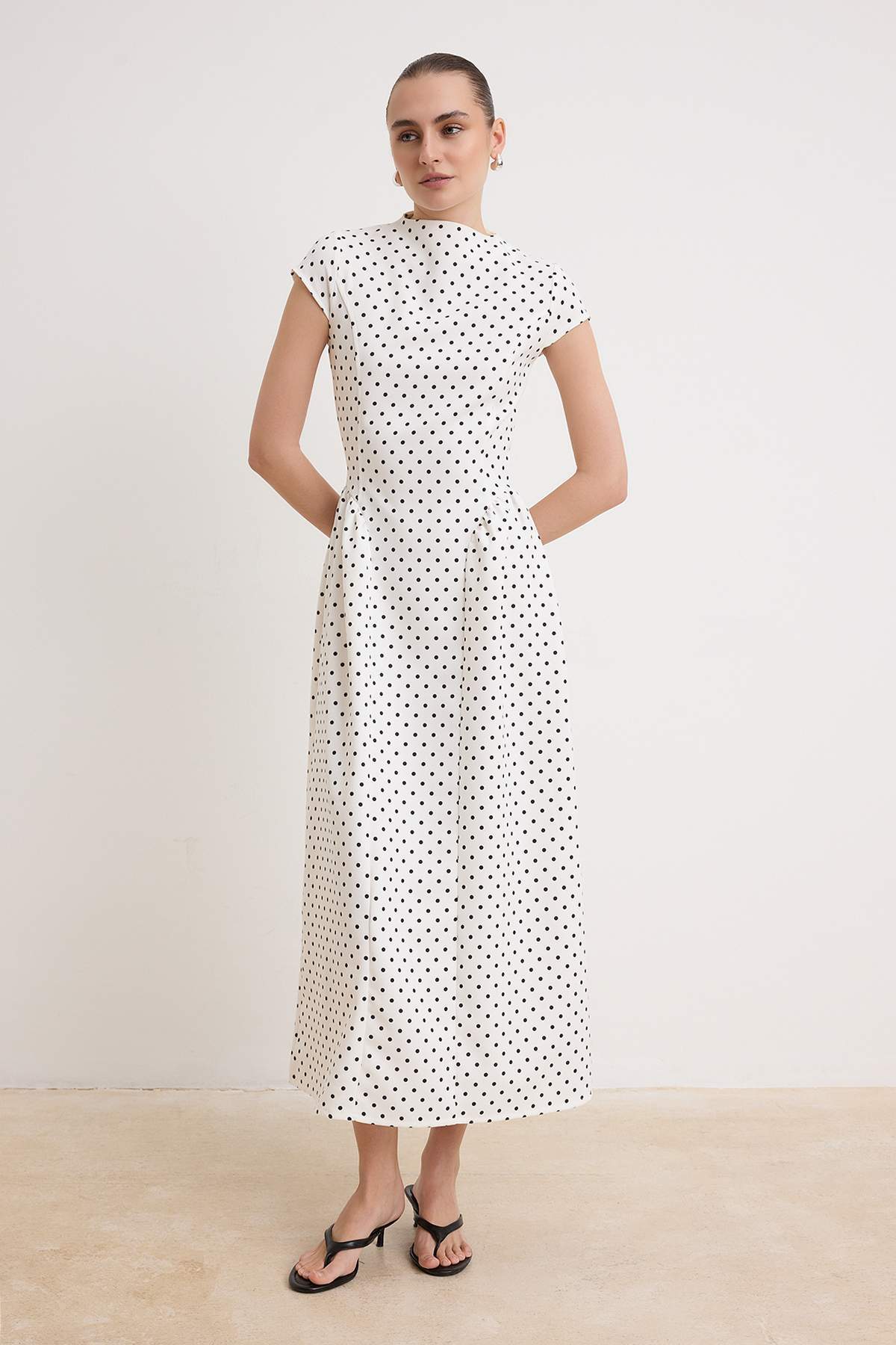 Trendyol Kollektion Weißes Maxi-Webkleid mit Polka-Dot-Muster und Overallklei...