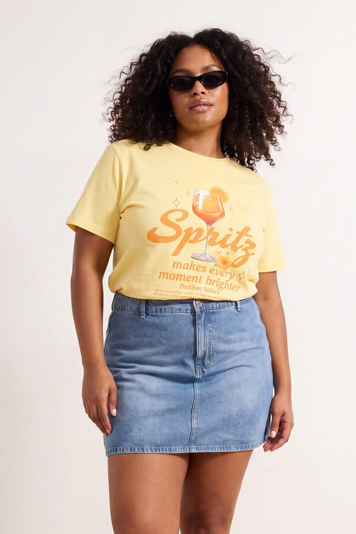 Trendyolmilla Curve Sarı Kokteyl Baskılı Boyfriend Büyük Beden T-shirt TBBSS26BF00077