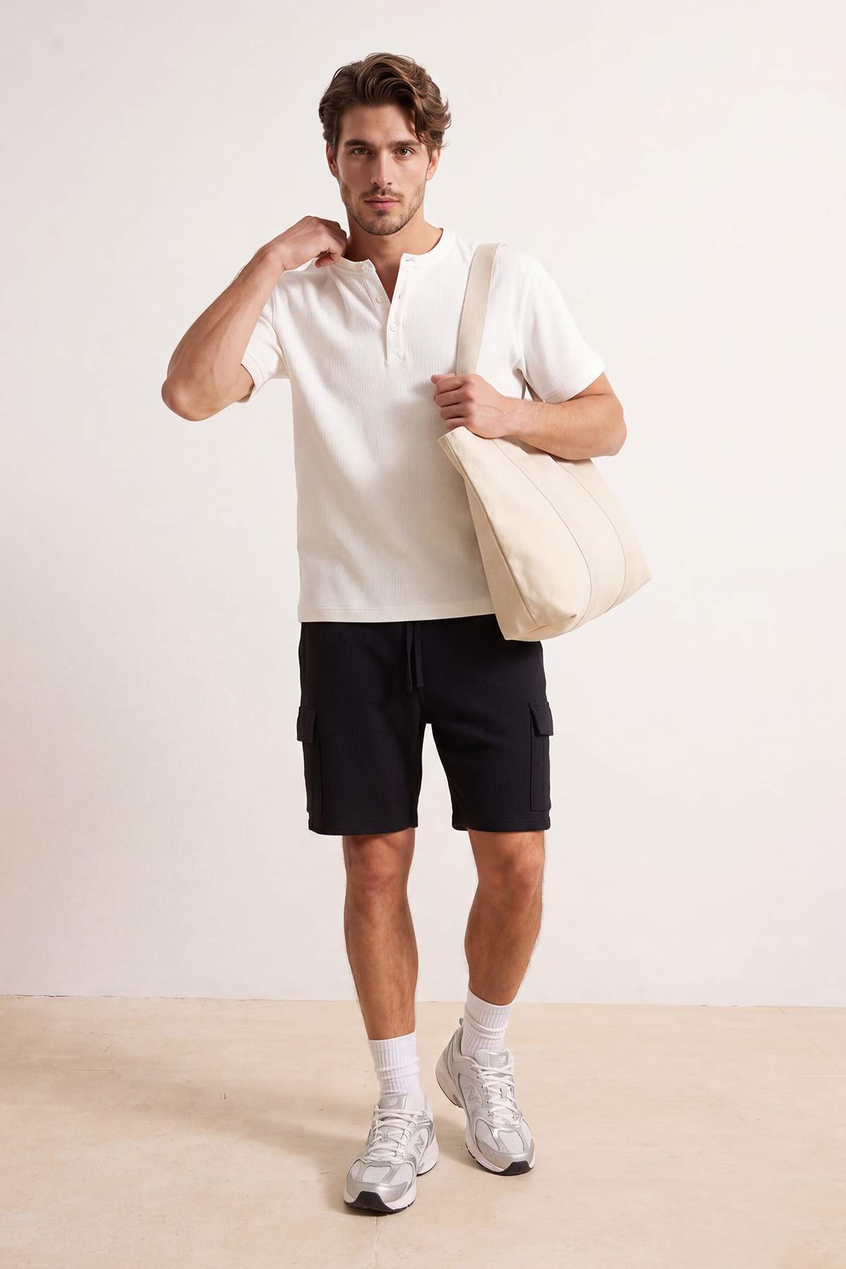 Trendyolmilla Man Siyah Regular Fit Kargo Cepli Dokulu Şort & Bermuda TMNSS26SR00021