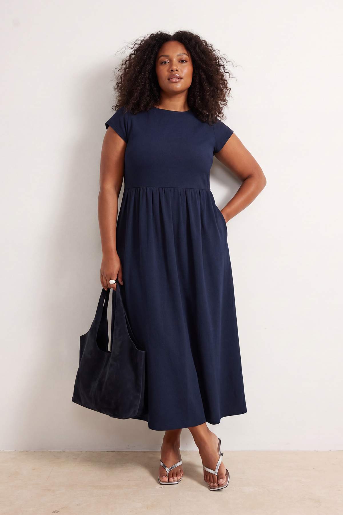Trendyol Curve Marineblaues Finike gewebtes Kleid in Übergröße TBBSS26AH00060
