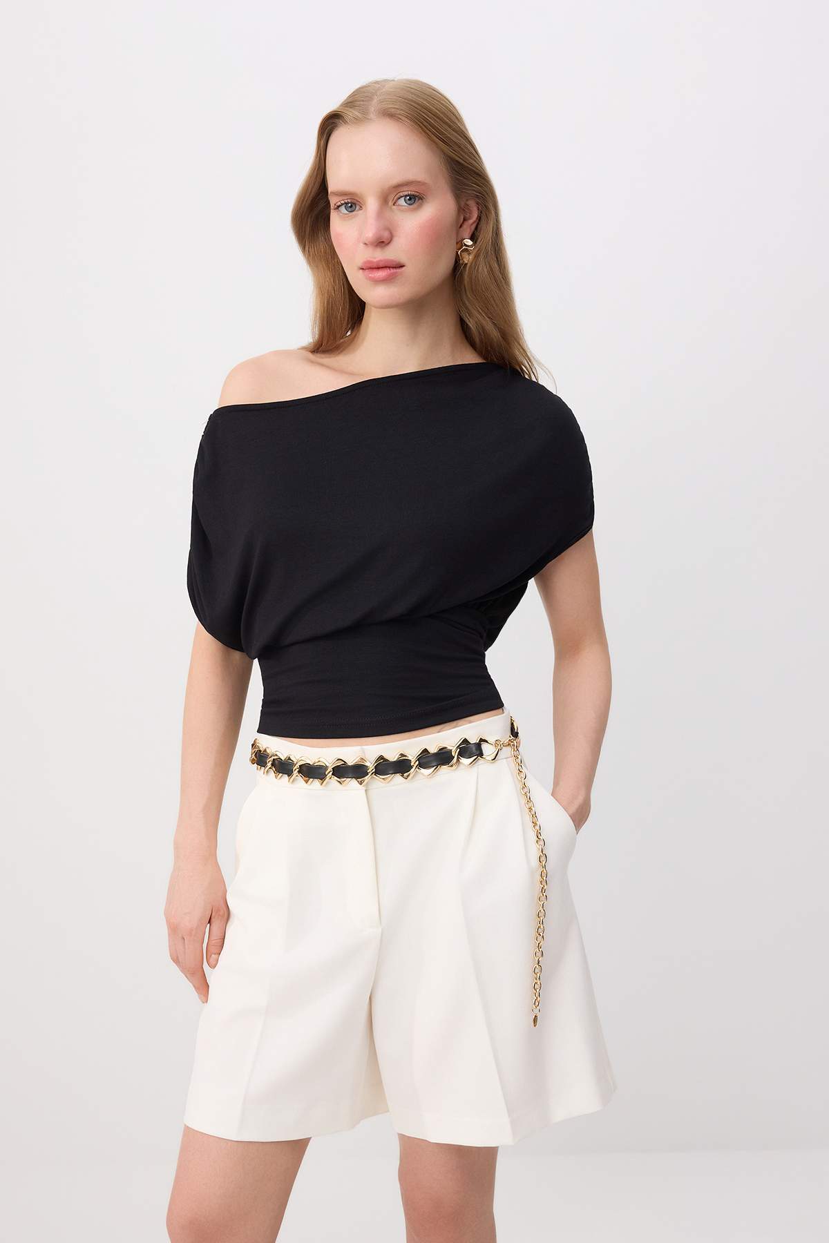 Trendyolmilla Siyah Fitted/Vücuda Oturan Asimetrik Yaka Kısa Kollu Yumuşak Örme Bluz TWOSS26BZ00462