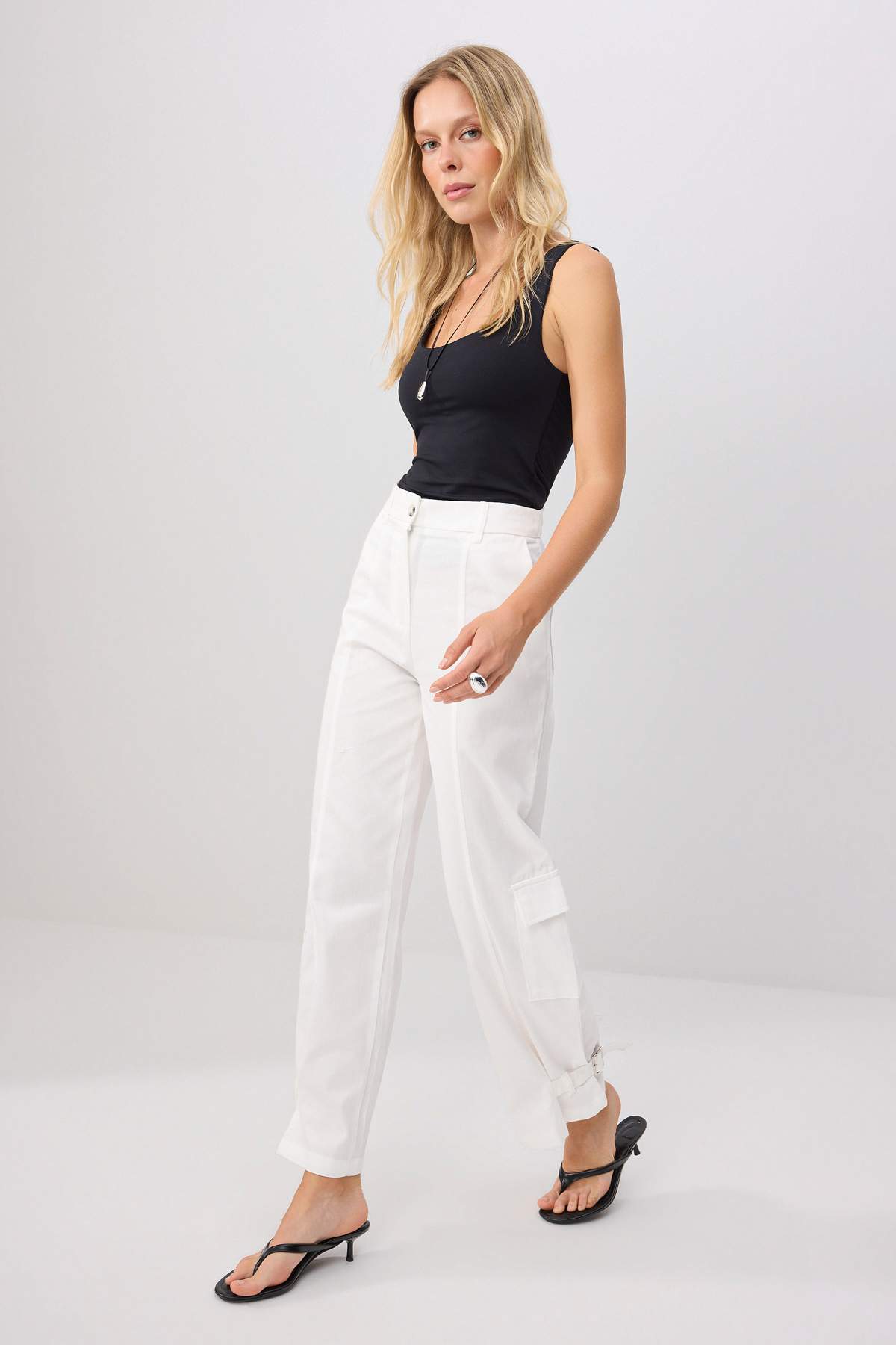 Trendyolmilla Beyaz Gabardin Kargo %100 Pamuk Pantolon TWOSS26PL00182
