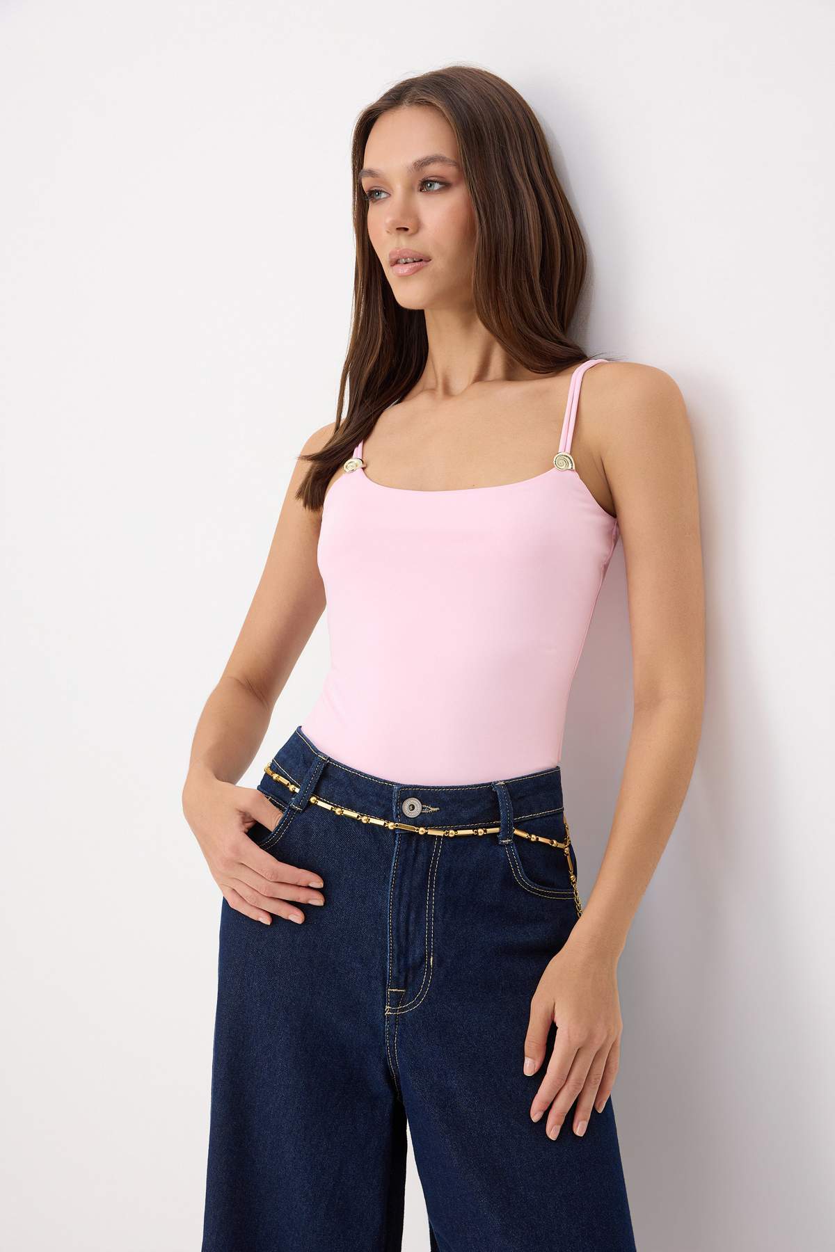 Trendyolmilla Pembe Vücuda Oturan Havuz Yaka Kolsuz Aksesuar Detaylı Çıtçıtlı Esnek Örme Body TWOSS26BD00006