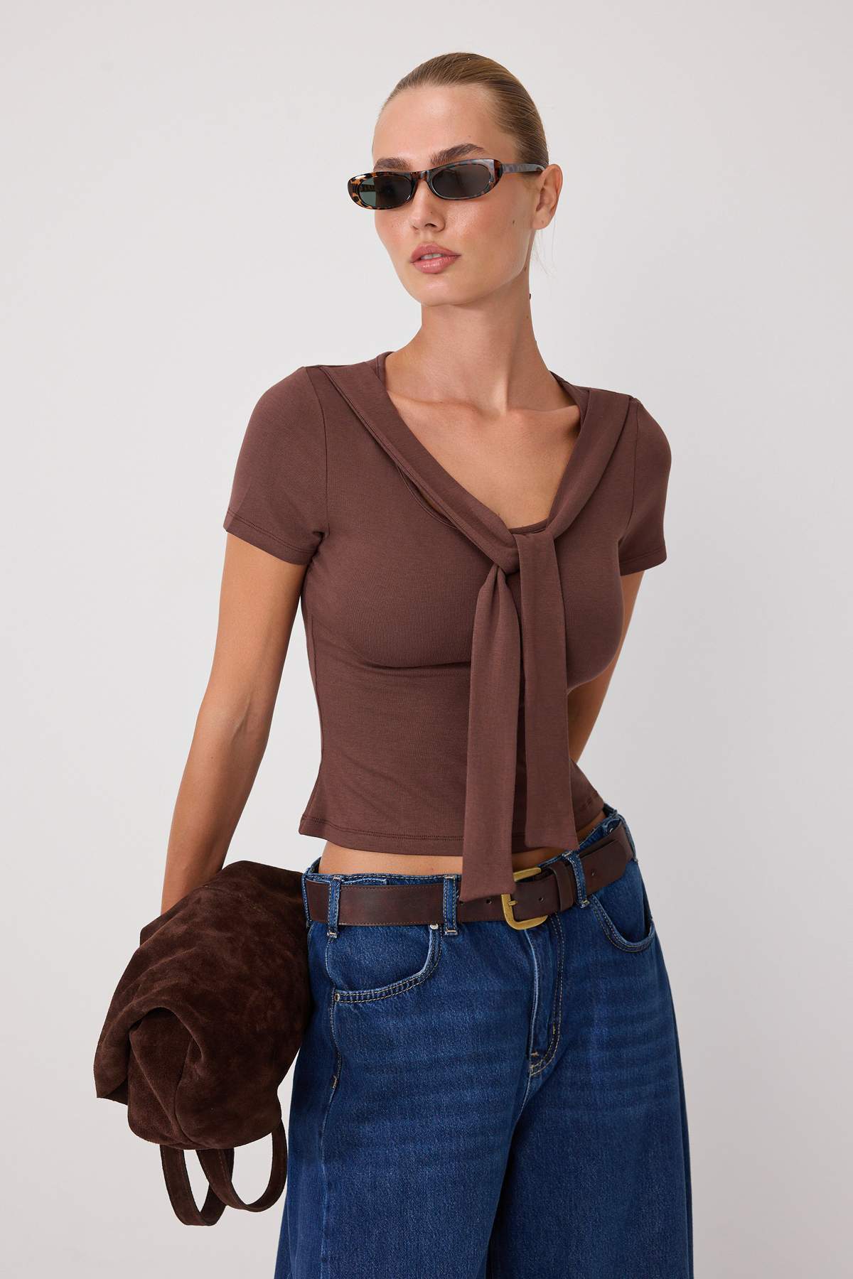 Trendyolmilla Kahverengi Düz Fitted Boyundan Bağlamalı Kısa Yumuşak Örme T-Shirt TWOSS26TS00376