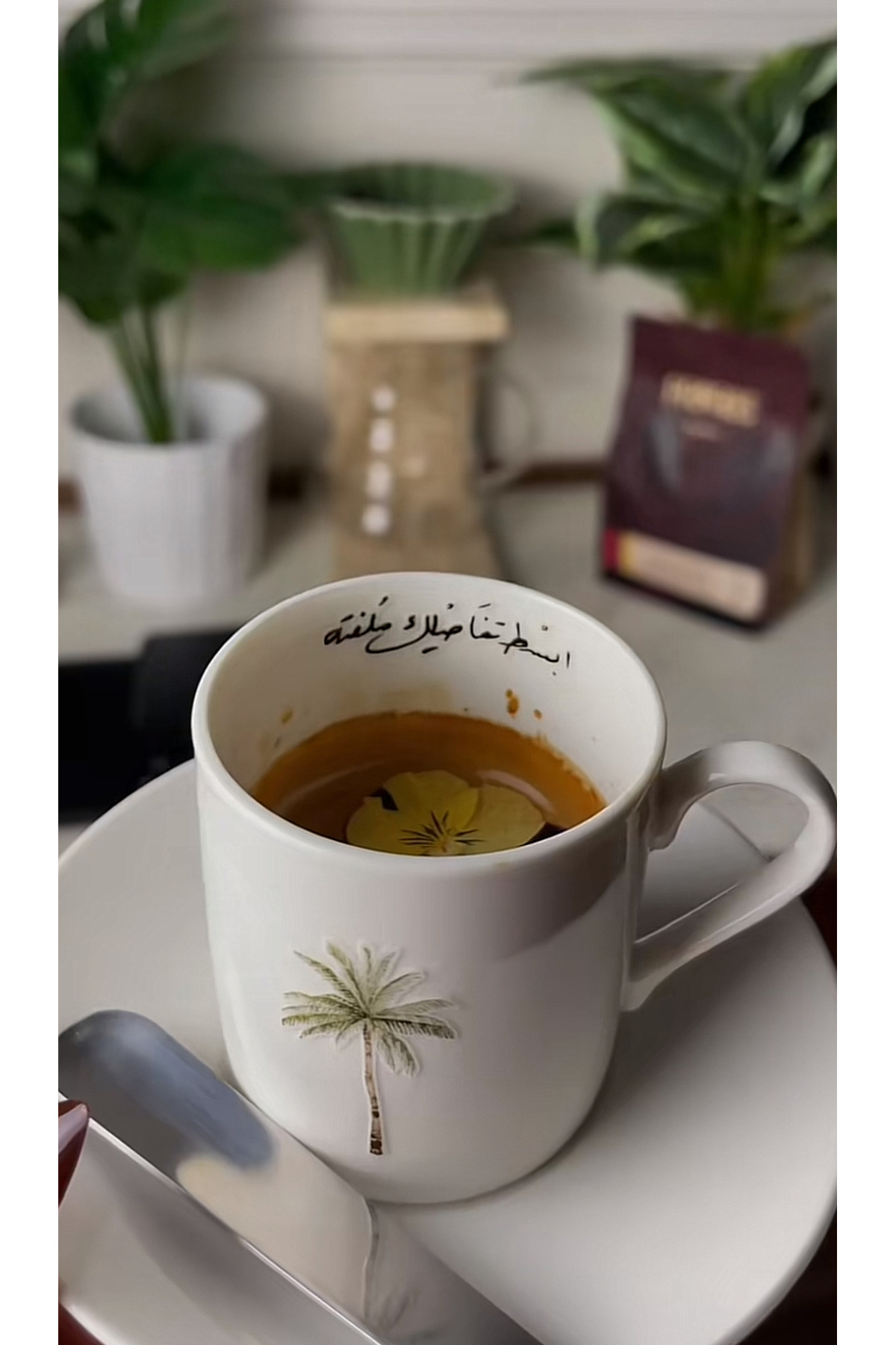اكواب قهوة مع صحن