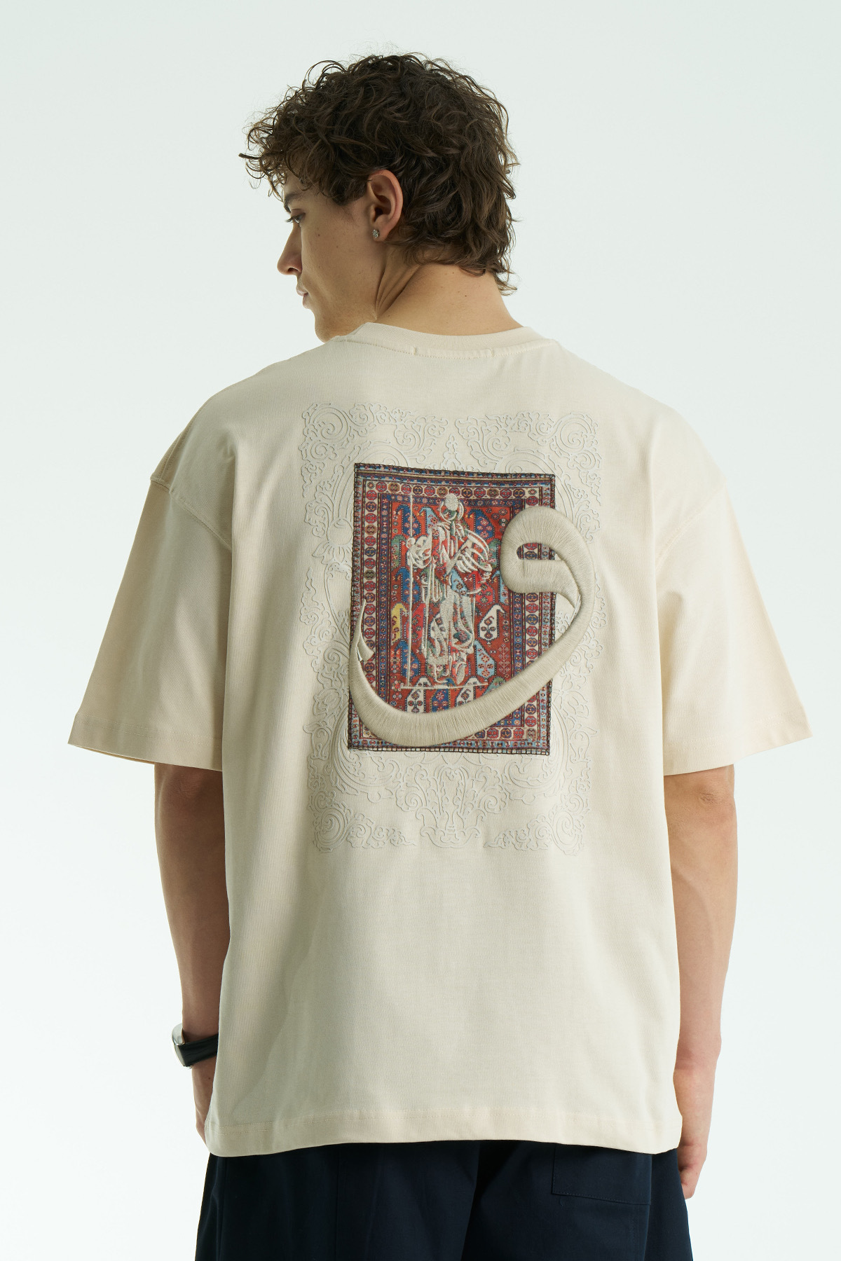 SHANBERWEAR Vav Nakışlı & Halı Motifli Oversize Erkek Tişört %100 Pamuk Bisiklet Yaka -Bej