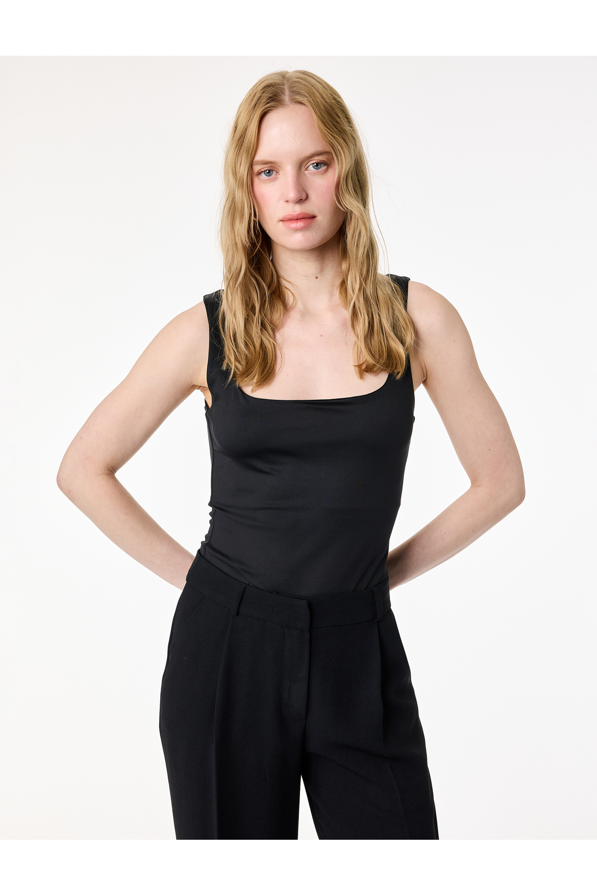 Koton Slim Fit Yuvarlak Yaka Kolsuz Top görsel 2