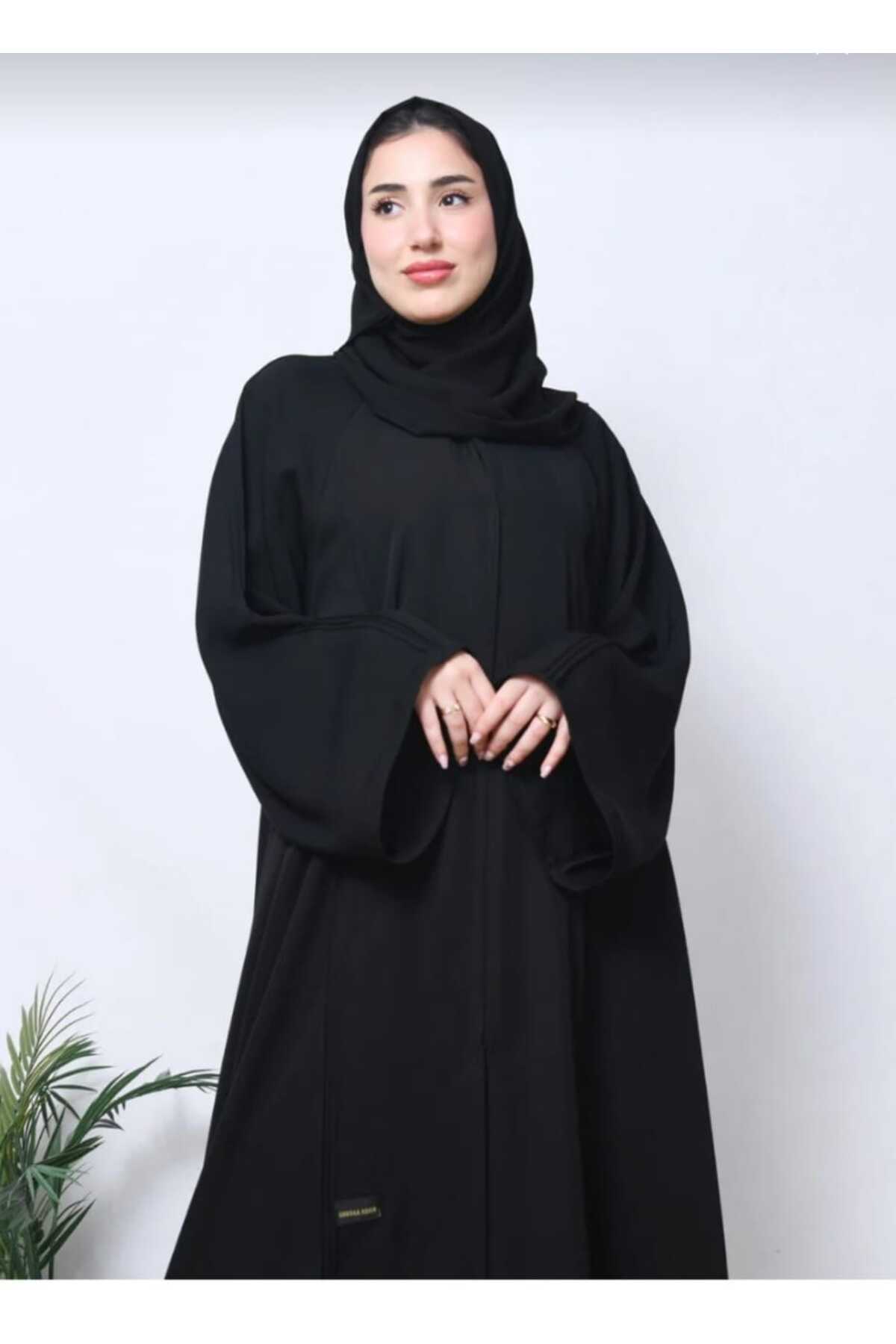 عباية سوداء كلوش مغلقة بزرار طقطق وثنيات طولية أني...