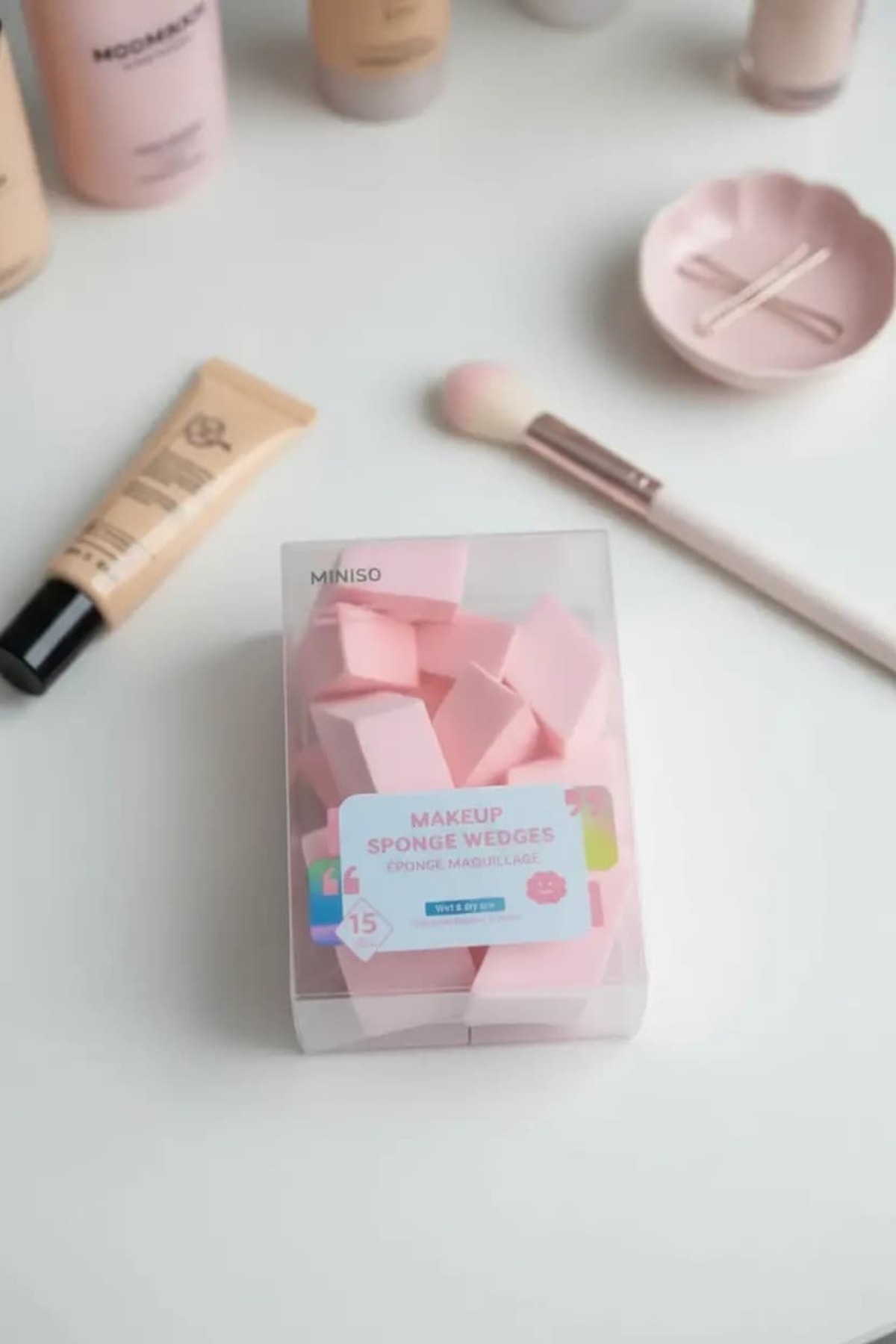 اسفنج آرایشی مثلثی Bloom & Glow دارای مجوز، بسته ۱۵ عددی - کاربردی، ۱۲ سانتی‌متر — 2028497010102 — تصویر 3 از 6