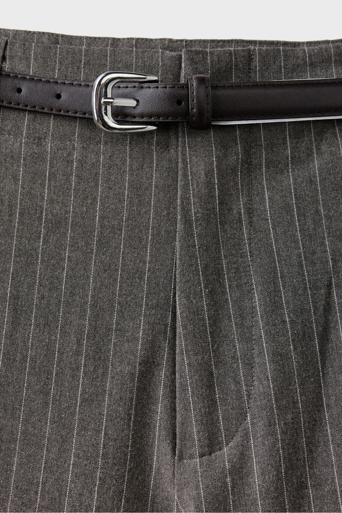 Stradivarius Düz kesim dökümlü kemerli pantolon görsel 8