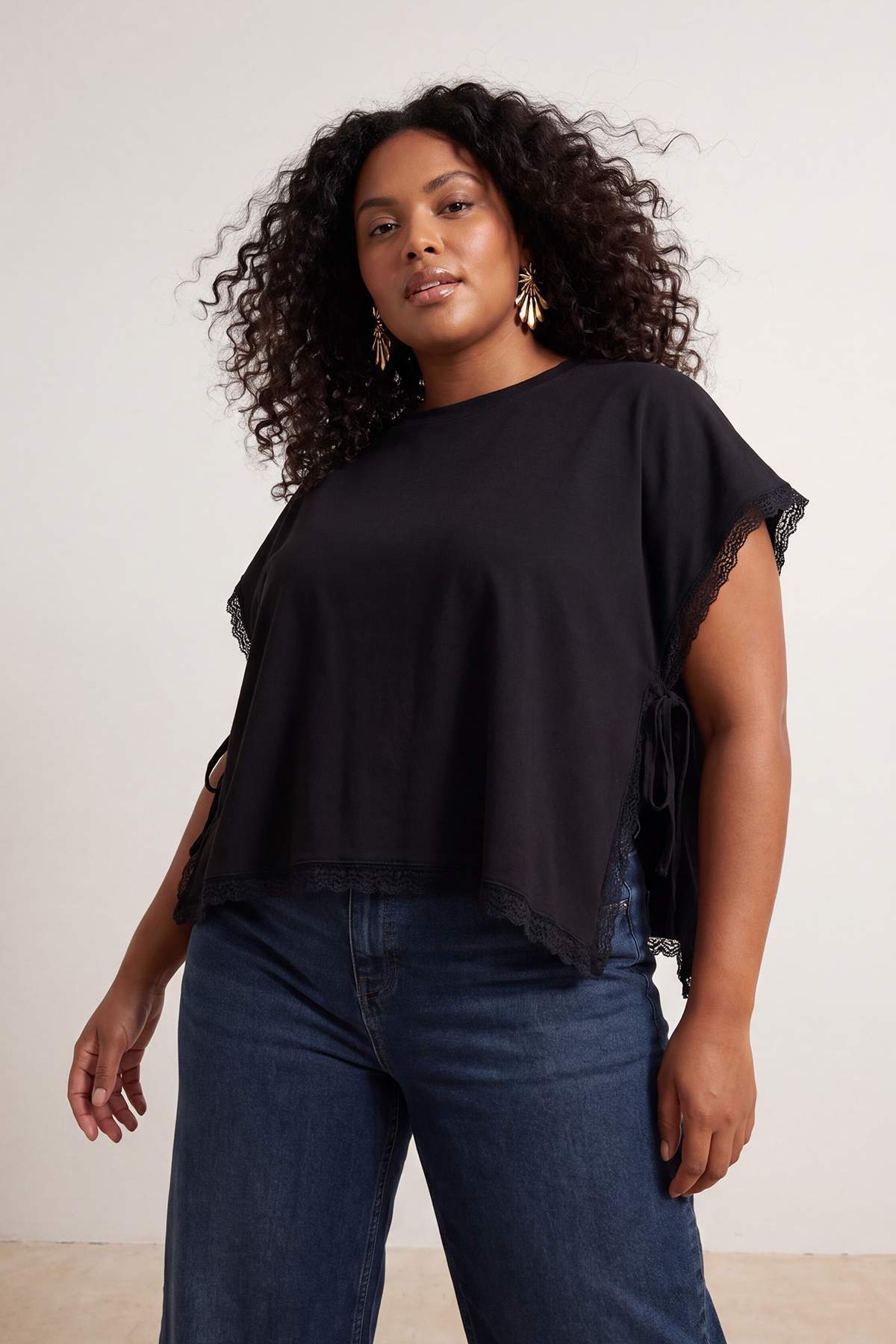 Trendyolmilla Curve Siyah Yanları Bağlamalı Dantel Detaylı Kısa/Crop Örme Büyük Beden T-shirt TBBSS26BF00068
