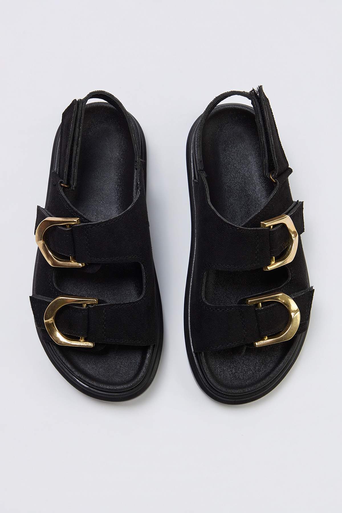 TRENDYOL SHOES Schwarze Wildleder-Damensandalen mit doppeltem Riemen TAKSS26S...