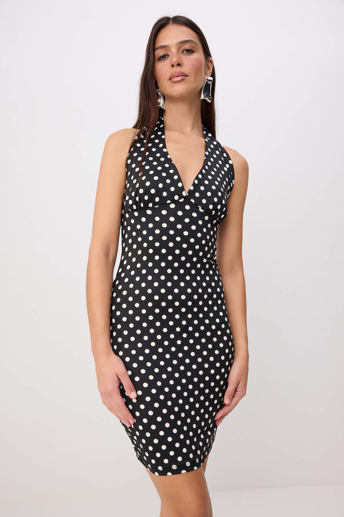Trendyolmilla Siyah Puantiyeli Bodycon/Vücuda Oturan Boyundan Bağlamalı Esnek Örme Elbise TWOSS26EL01092
