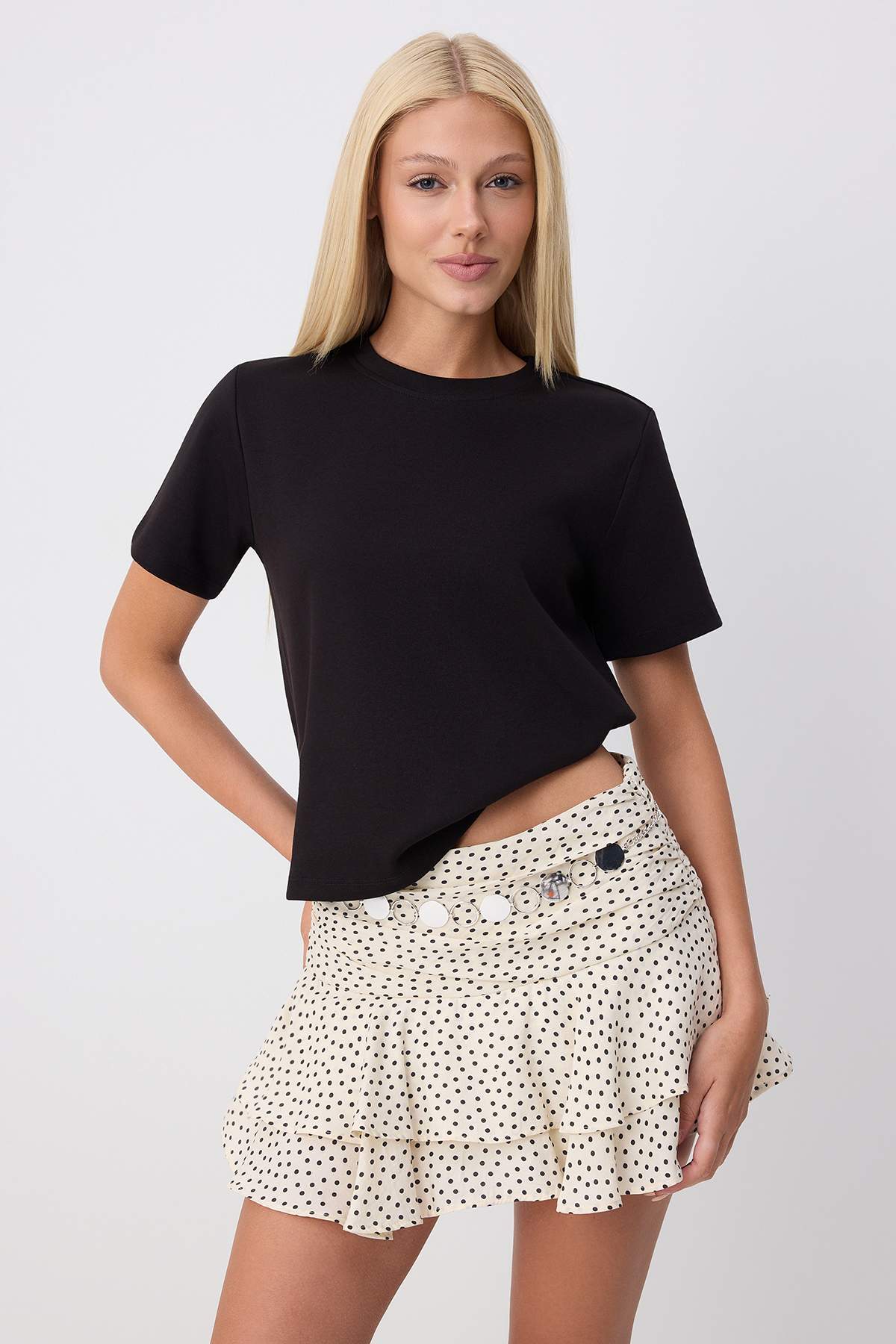 Trendyolmilla Siyah Düz Regular Bisiklet Yaka Standart Kol Kısa İnterlok Örme T-Shirt TWOSS26TS00064