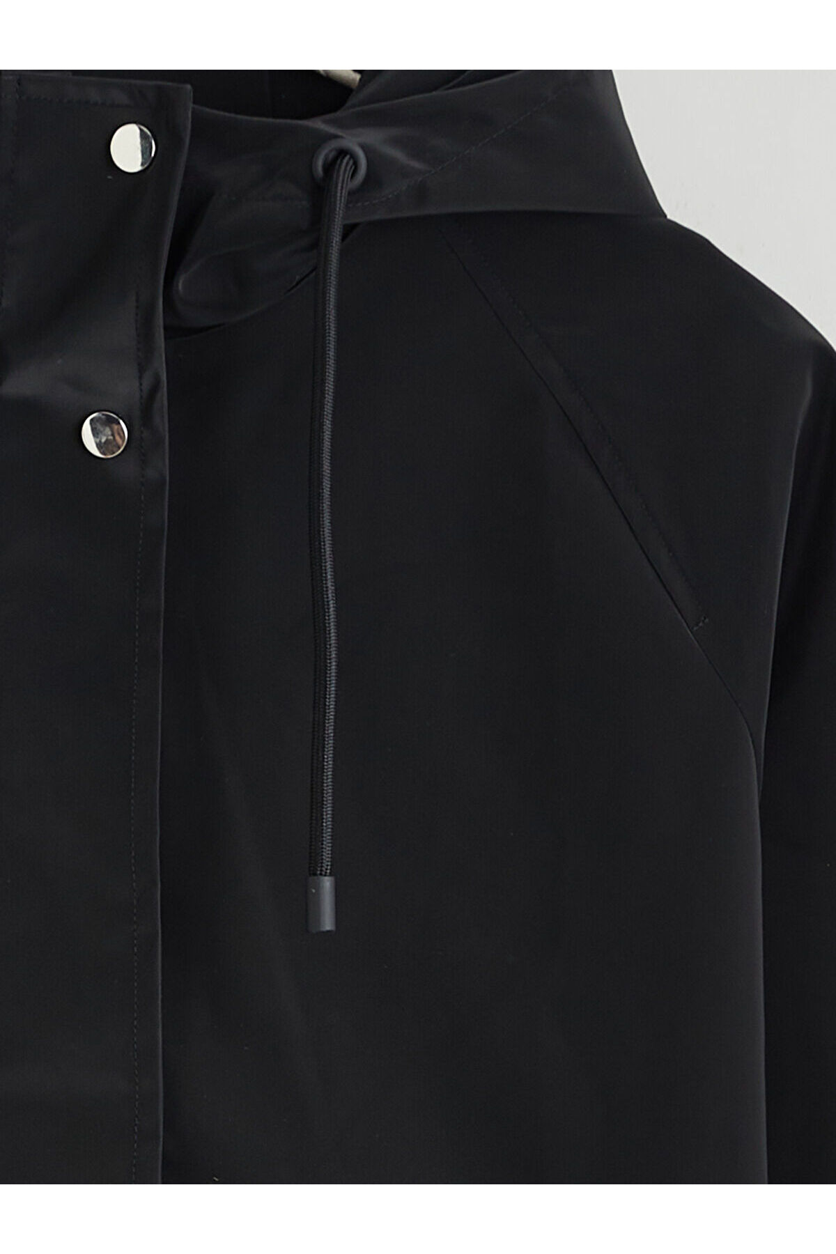 LC Waikiki MG TRENDEN Siyah Kapüşonlu Oversize Kadın Deri Görünümlü Yağmurluk görsel 8