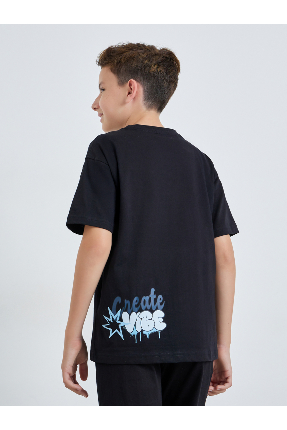 Large size T-shirt with graffiti print for teenage boys