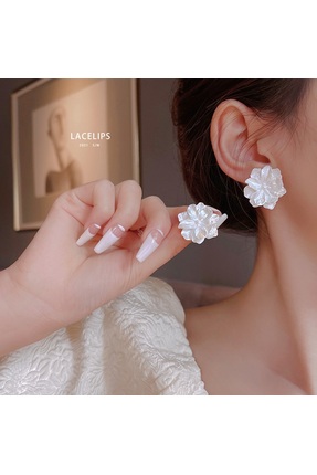 Glamluxe Kadın Görünümlü Beyaz Çiçek Küpe Şık Tasarım Minimalist Bahar Serisi