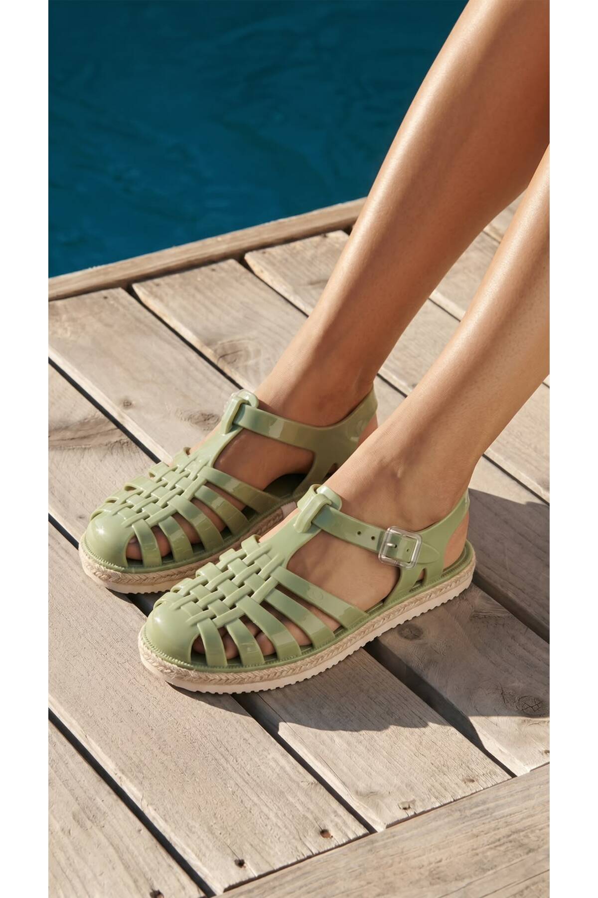Beyond Kadın Parlak Fıstık Yeşili Hasır Şeritli Jelly Sandalet 2cm BYNDHASJLLY01 görsel 2