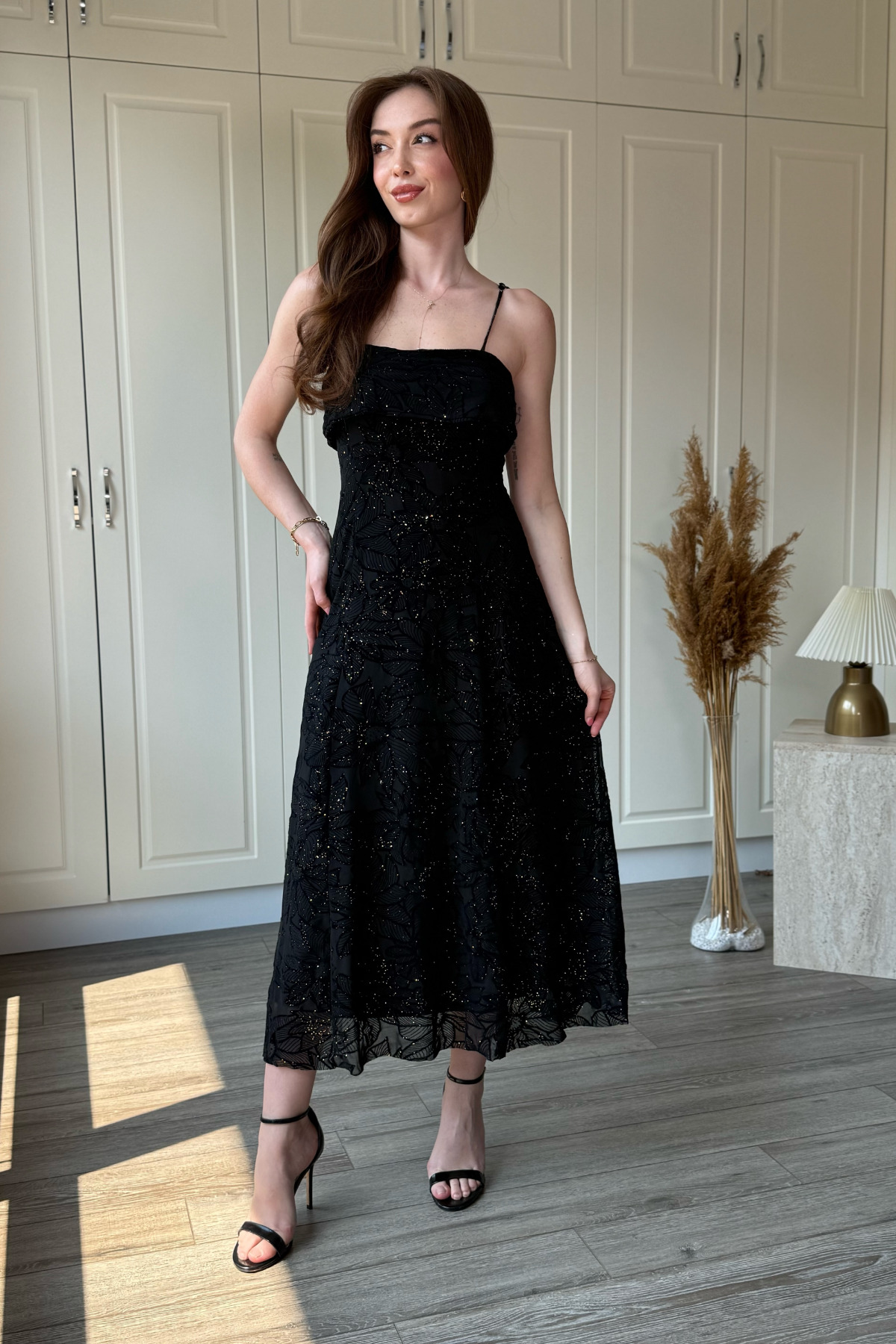 Dilay Gökoğlu Butik Askılı Göğüs Detaylı Simli Midi Çiçek Desenli Siyah Elbise görsel 7