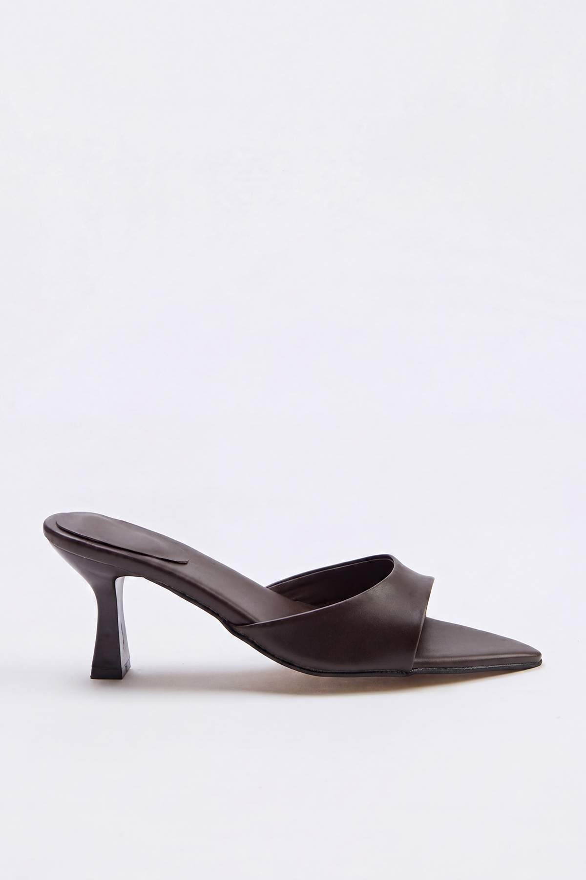TRENDYOL SHOES Barna hegyes orrú cica sarkú női 3 cm-es sarkú papucs TAKSS25T...