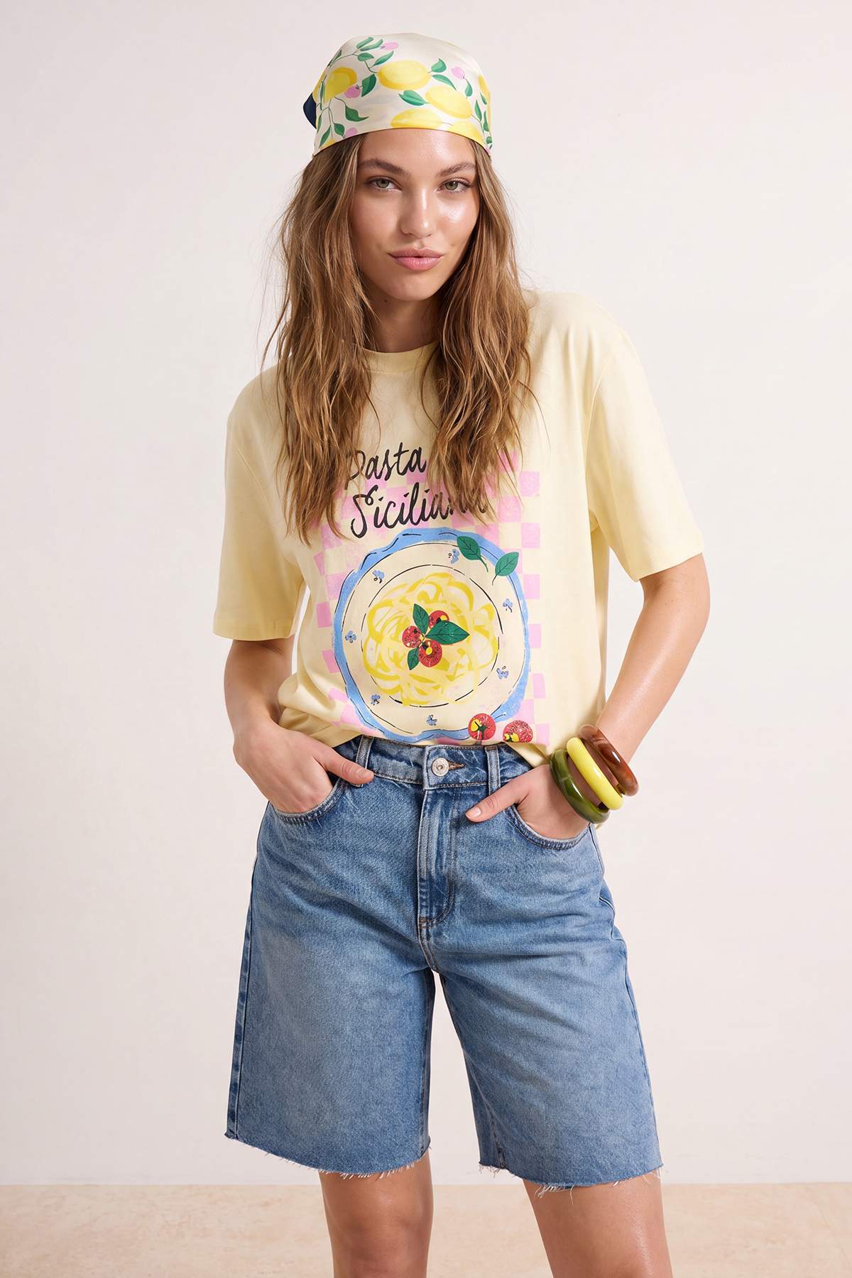 Trendyolmilla Açık Sarı Baskılı Oversize/Geniş Kalıp Kısa Kol Örme T-Shirt TWOSS26TS00335