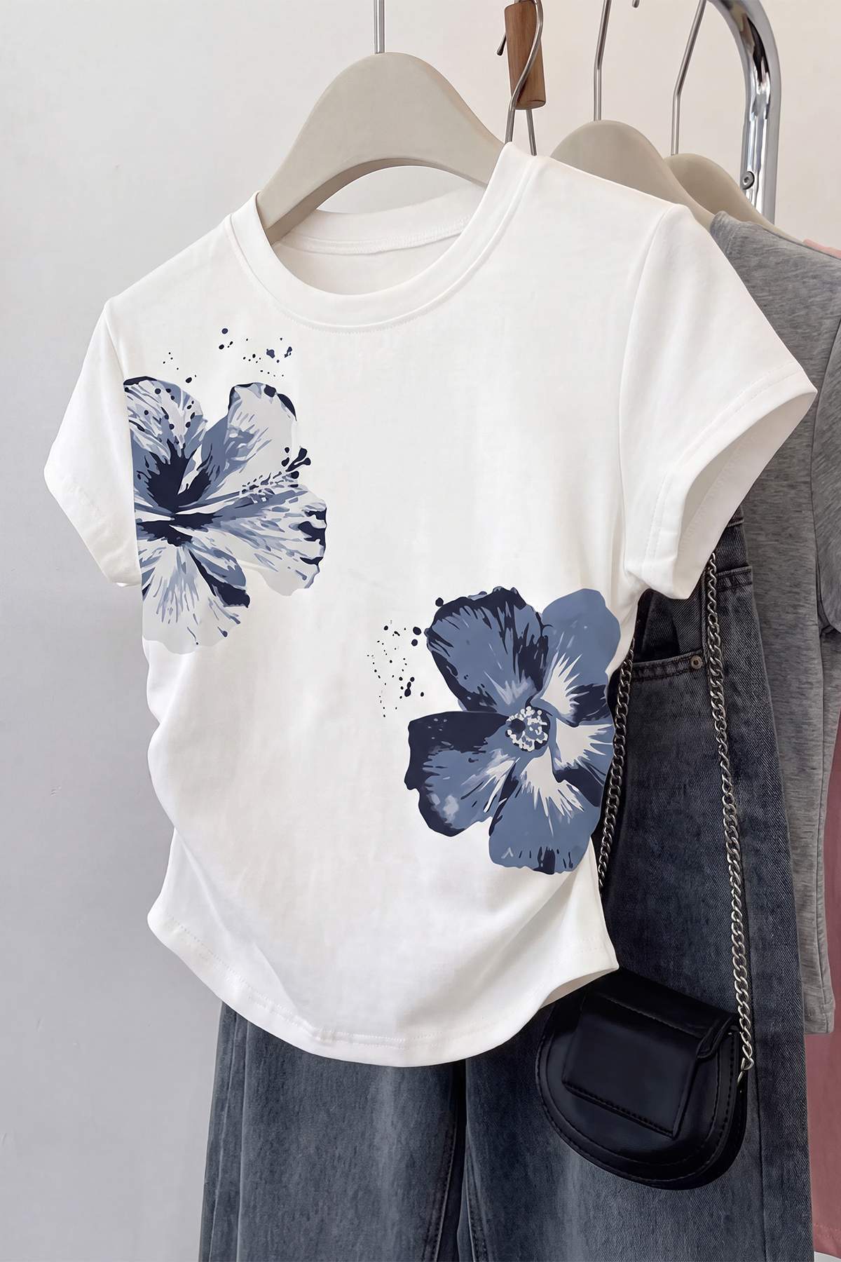 Trendyolmilla Ekru Baskılı Regular Bisiklet Yaka Standart Kol Kısa İnterlok Örme T-Shirt TWOSS26TS00361