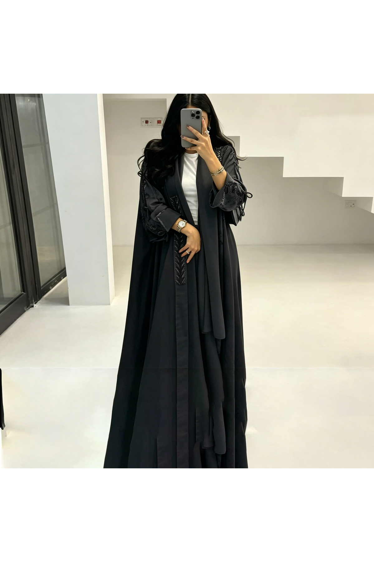 عباءة ساتان سوداء مفتوحة من الأمام مع تفاصيل من ال...