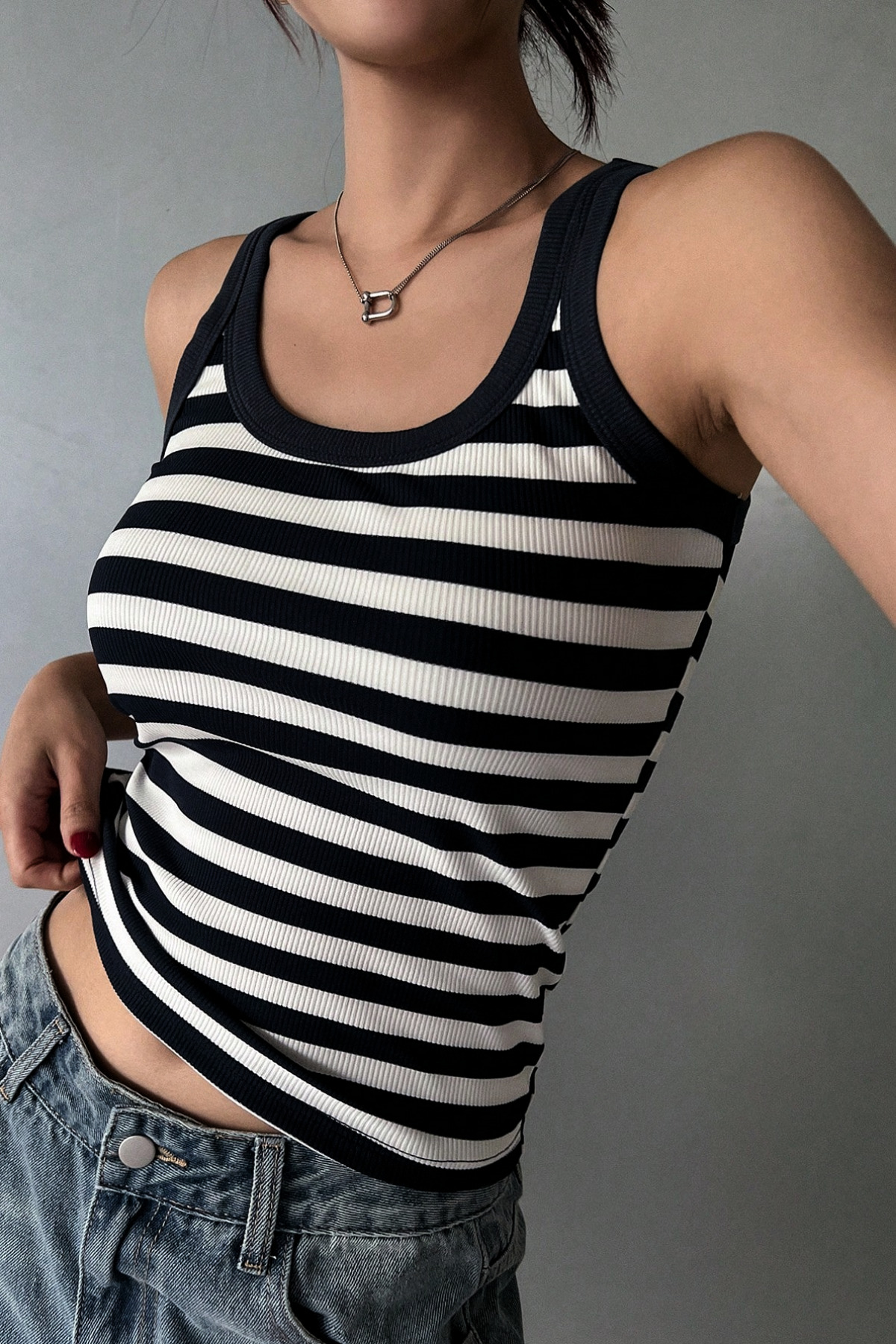 ROSAMİNA  Kadın Siyah Beyaz Kaşkorse Kumaş Geniş Askılı Crop Bluz - Görsel 3