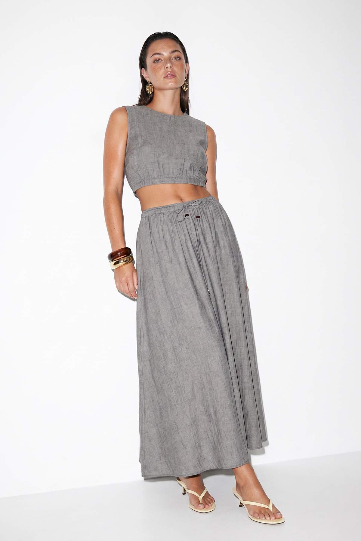 Drop by Trendyolmilla Gri Bisiklet Yaka Kolsuz Crop Bluz Beli Lastikli Etekli Takım TDRSS26AU00047