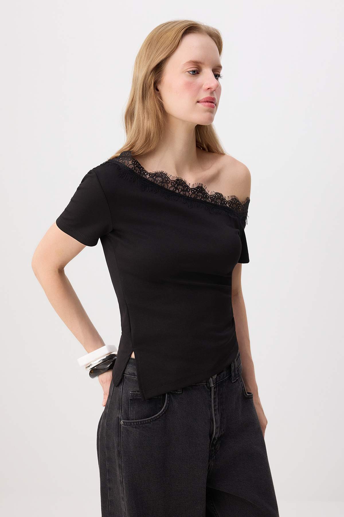 Trendyolmilla Siyah Fitted/Vücuda Oturan Carmen Yaka Dantel Detaylı Soft Touch Örme Bluz TWOSS26BZ00880