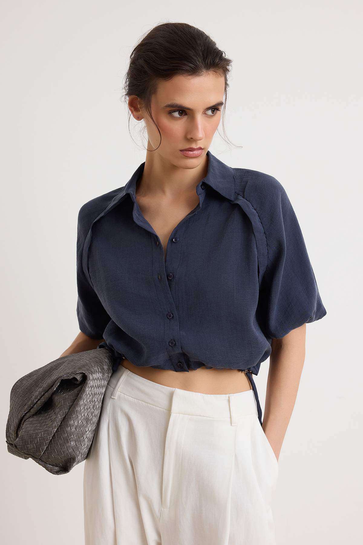 Trendyolmilla Lacivert Dikiş Detaylı Crop Modal Gömlek TWOSS26GO00205