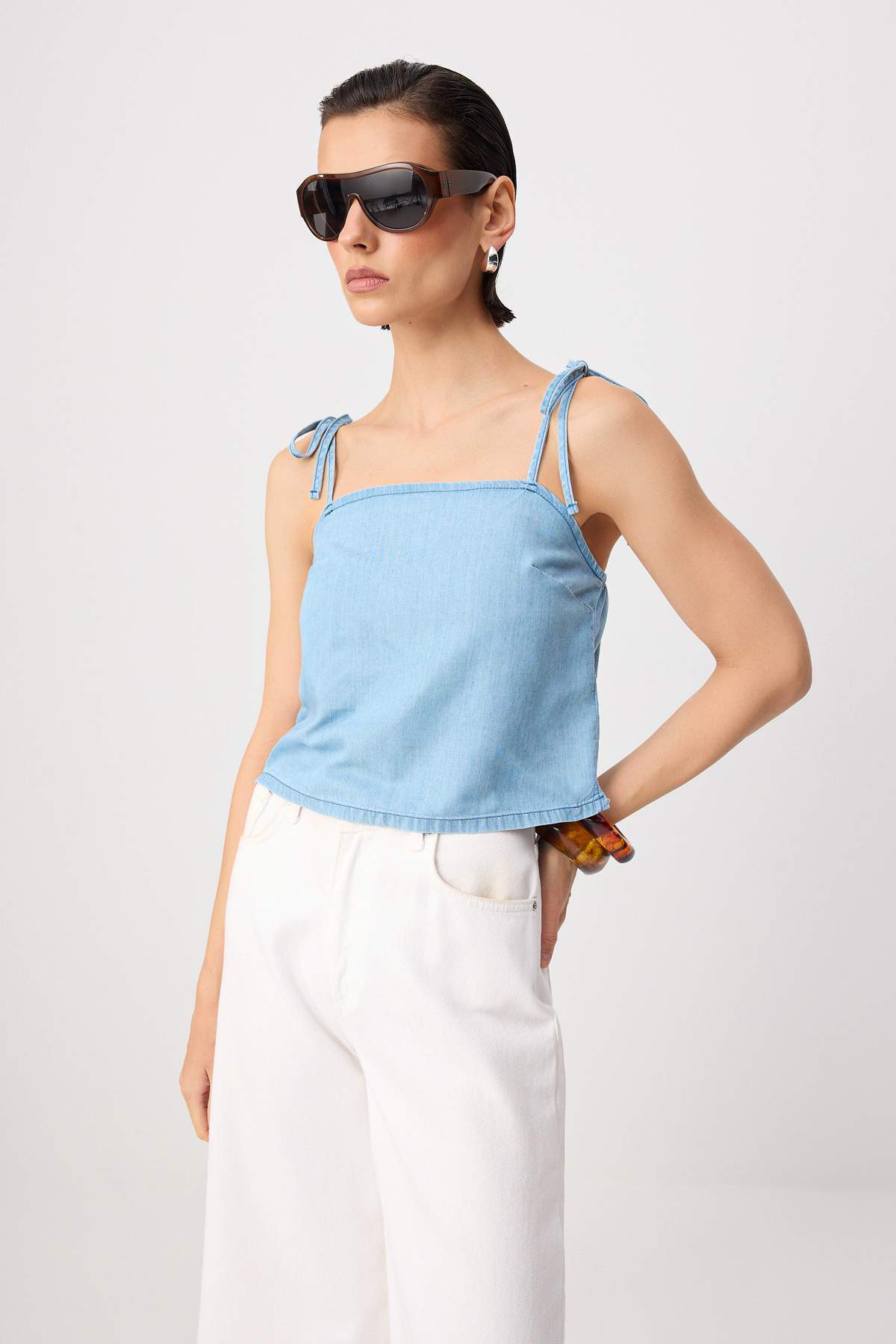 Trendyolmilla Açık Mavi %100 Tencel Askılı Denim Bluz TWOSS26BZ00934