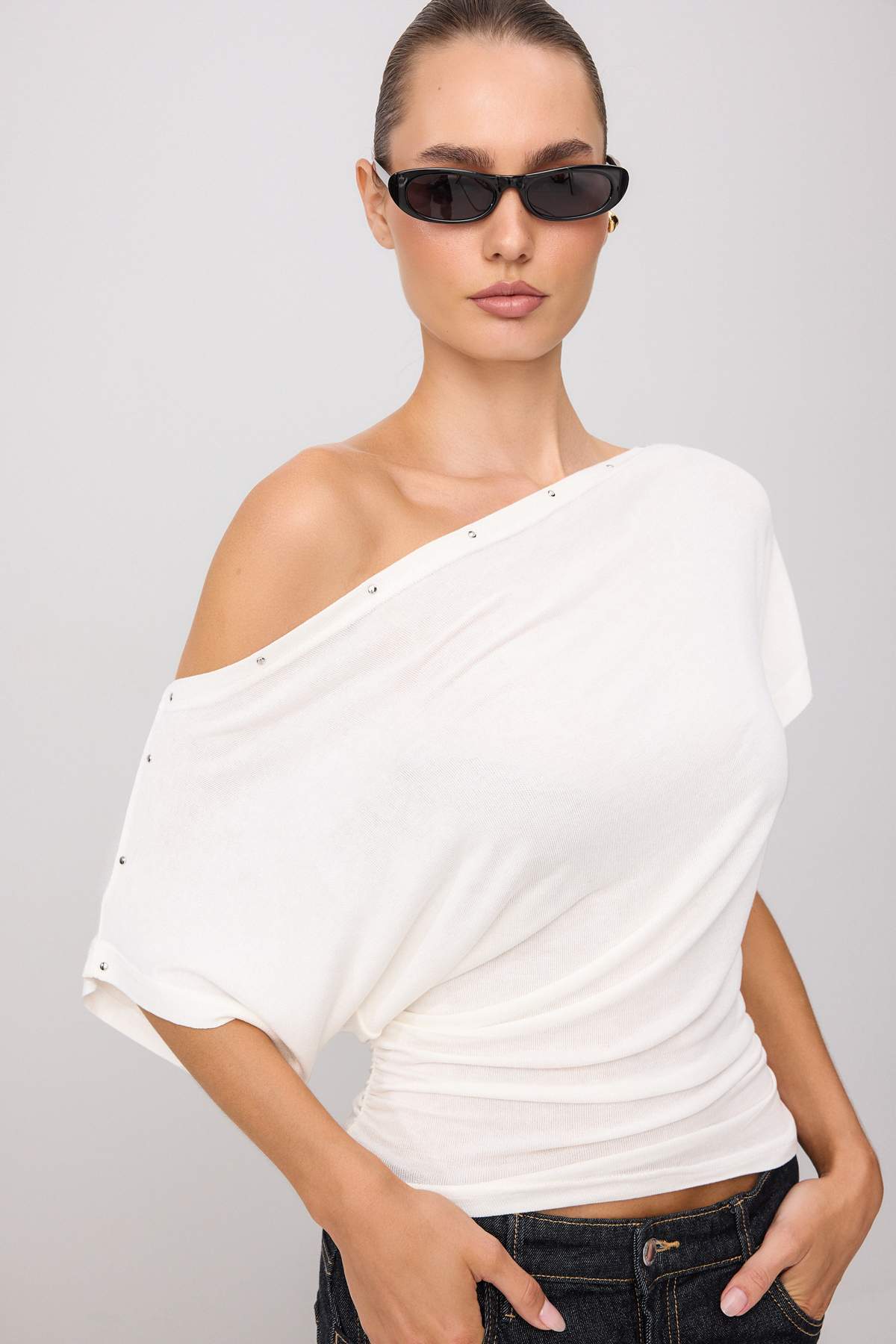Trendyolmilla Ekru Düz Regular Asimetrik Yaka Düşük Kol Uzun Taş Detaylı İnterlok Örme Bluz TWOSS26BZ00725
