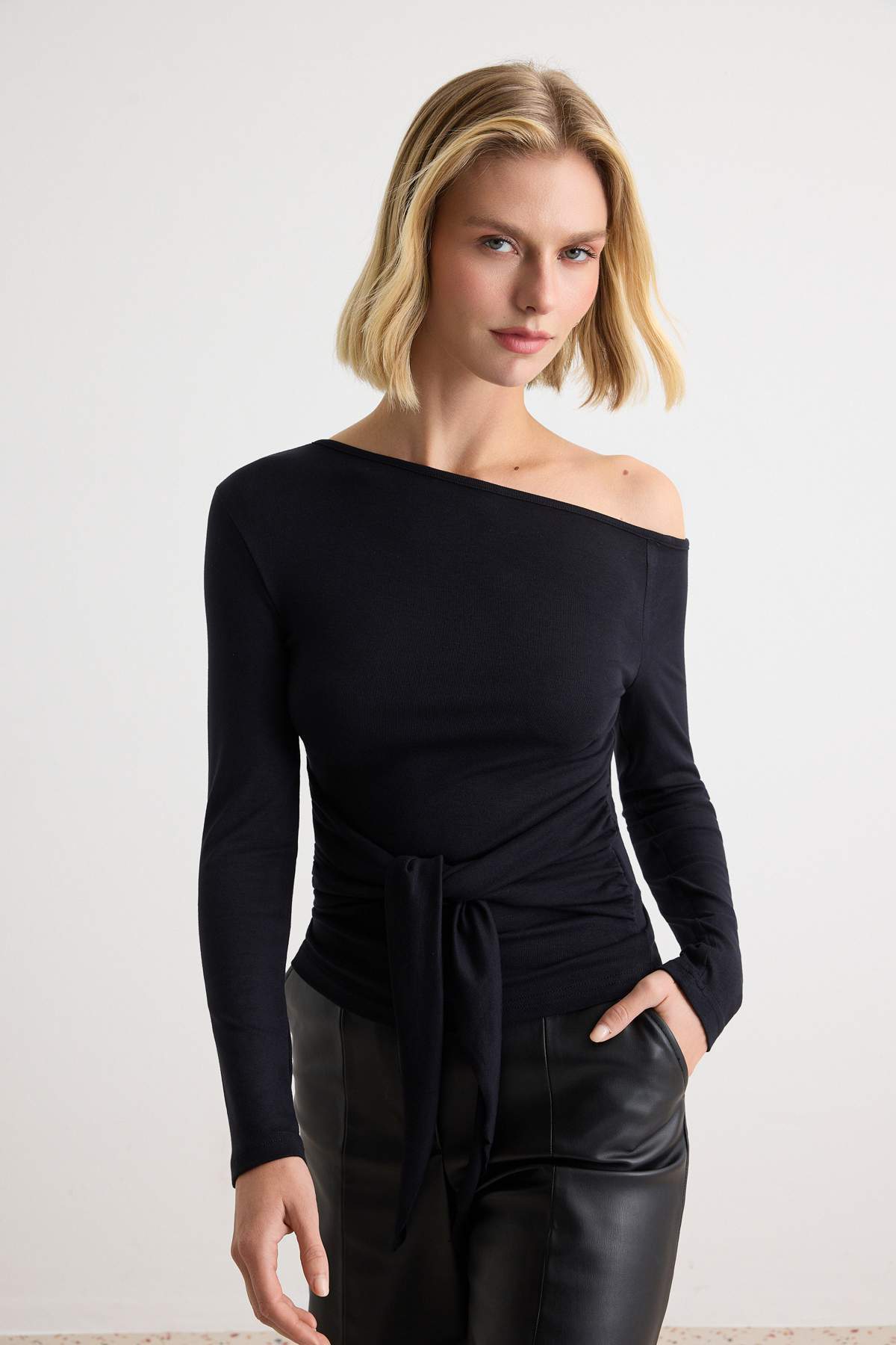 Trendyolmilla Siyah Asimetrik Yaka Fitted/Vücuda Oturan Düşük Omuzlu Bağlama Detaylı Örme Bluz TWOAW27BZ00103