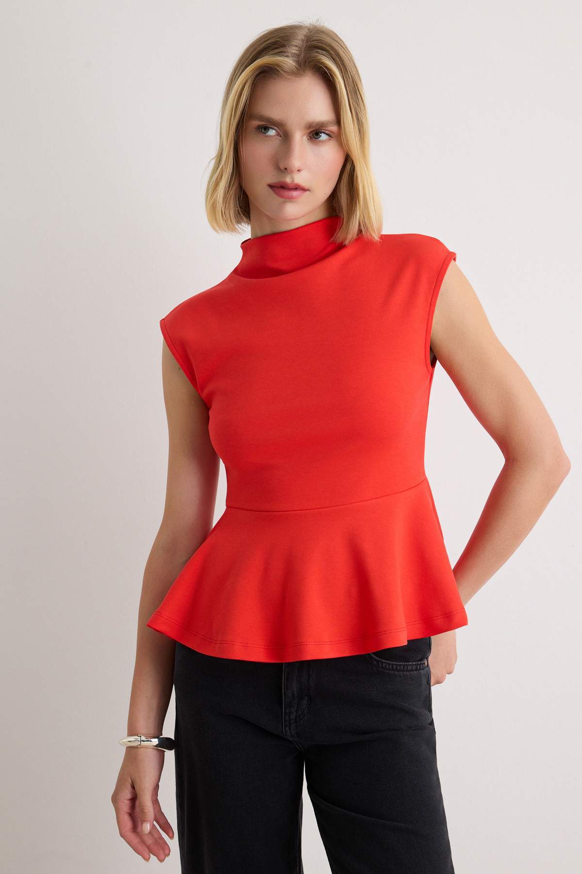 Trendyolmilla Siyah Düz Peplum Dik Yaka Kolsuz Pamuklu İnterlok Örme Bluz TWOAW27BZ00100