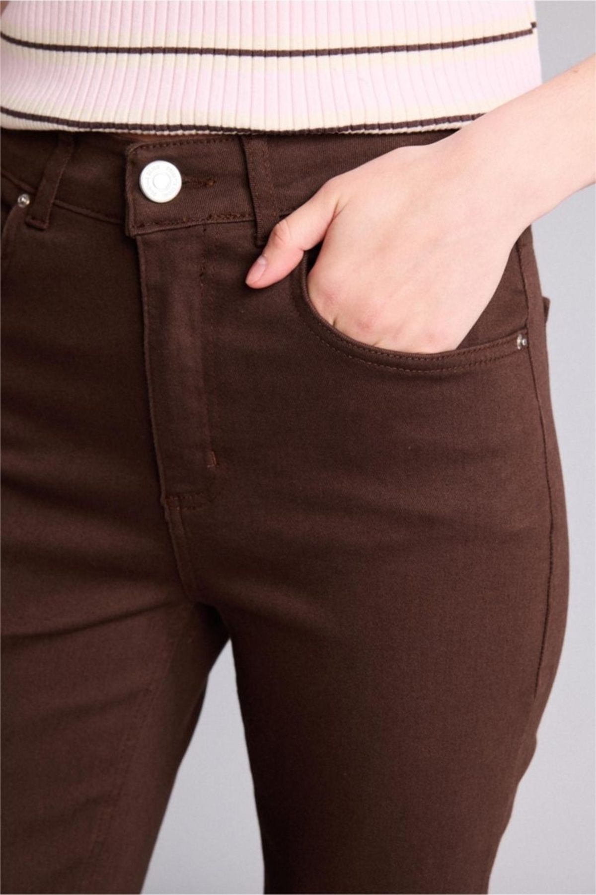 DeFacto %100 Pamuk Crop Flare Fit Yüksek Bel Bilek Boy Jean Pantolon - Kahverengi görsel 5