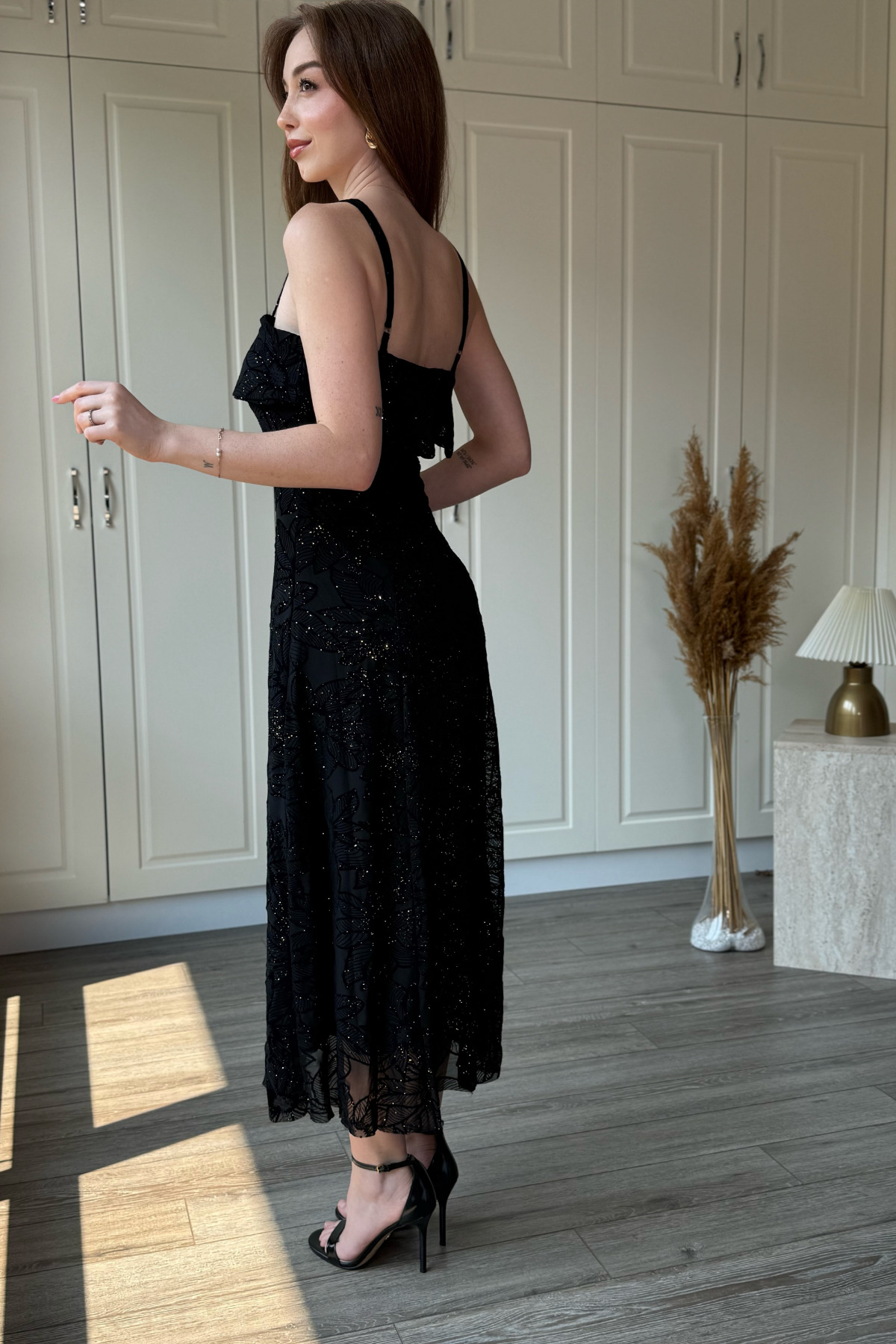 Dilay Gökoğlu Butik Askılı Göğüs Detaylı Simli Midi Çiçek Desenli Siyah Elbise görsel 5