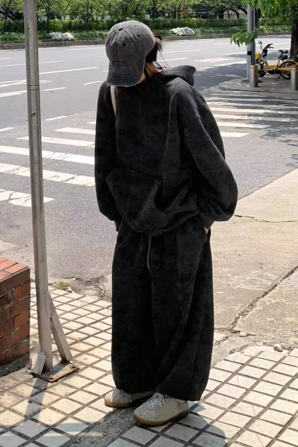Washed Siyah Yıkamalı 3 İplik Oversize Kapüşonlu Paçası Lastikli Premium Sweatshirt Şalvar Eşofman Takımı — مشکی K121WASHEDTAKIM — تصویر 6 از 7