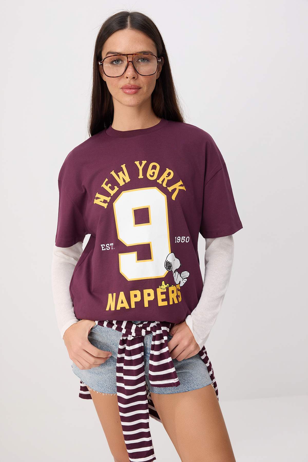 Trendyolmilla Mürdüm Snoopy Lisanslı Relaxed/Rahat Kalıp Kısa Kollu Tok %100 Pamuk Örme T-Shirt TWOSS26TS00141