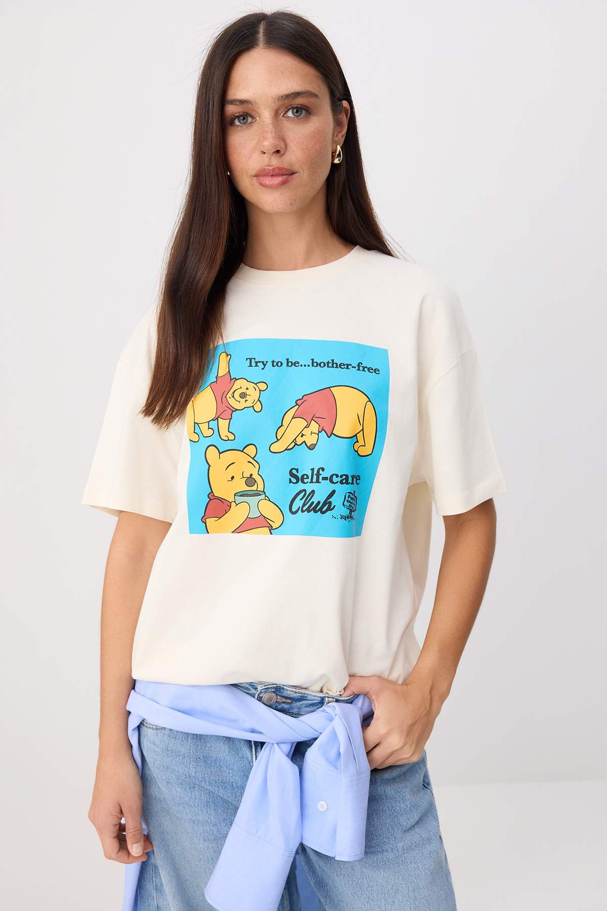 Trendyolmilla Ekru Winnie The Pooh Lisanslı Relaxed/Rahat Kalıp Tok %100 Pamuk Örme T-Shirt TWOSS26TS00141