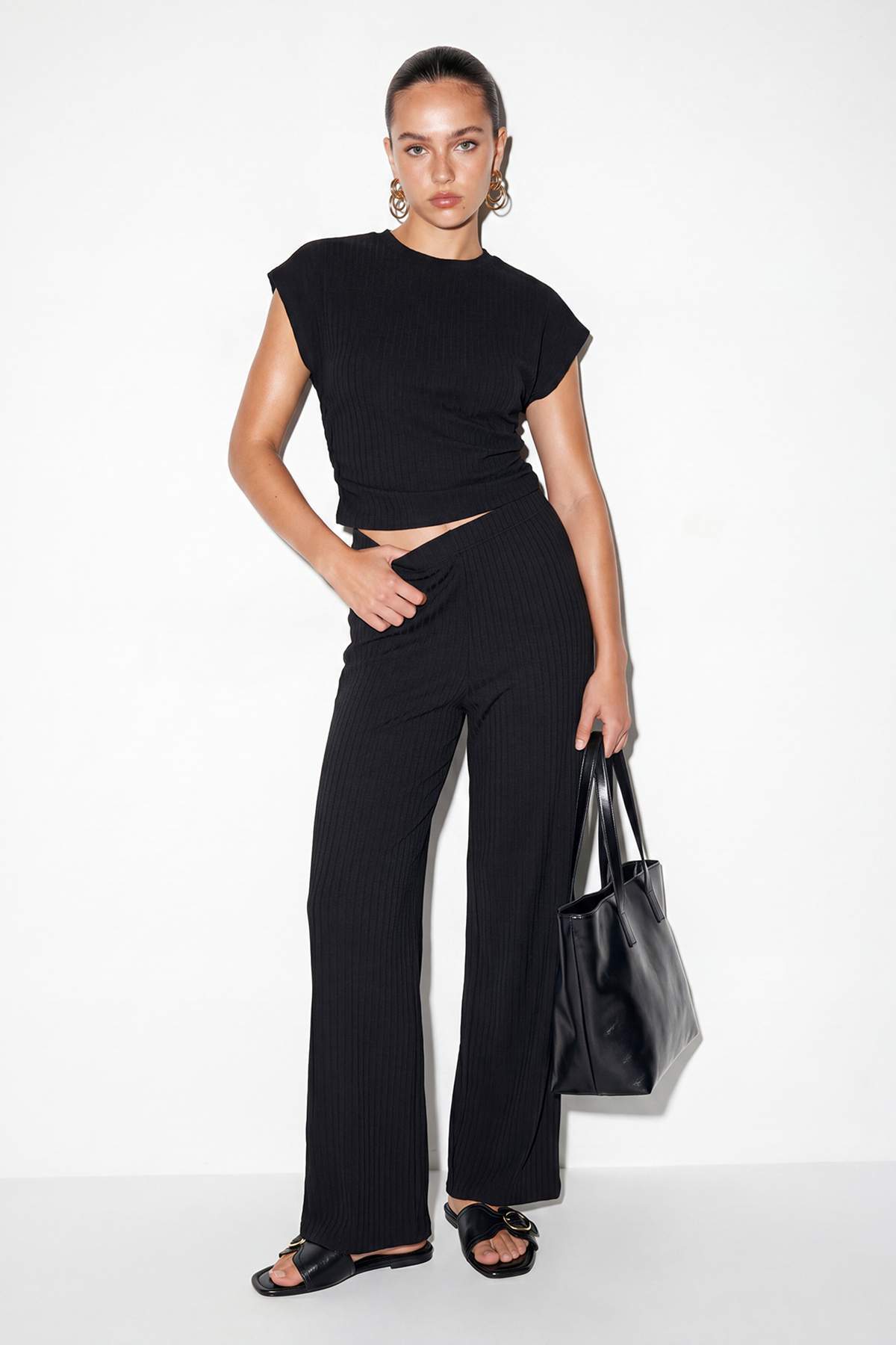 Drop by Trendyolmilla Siyah Bisiklet Yaka Yanı Lastikli Crop Üst Geniş Kalıp Pantolonlu Lycralı Takım TDRSS26AU00026