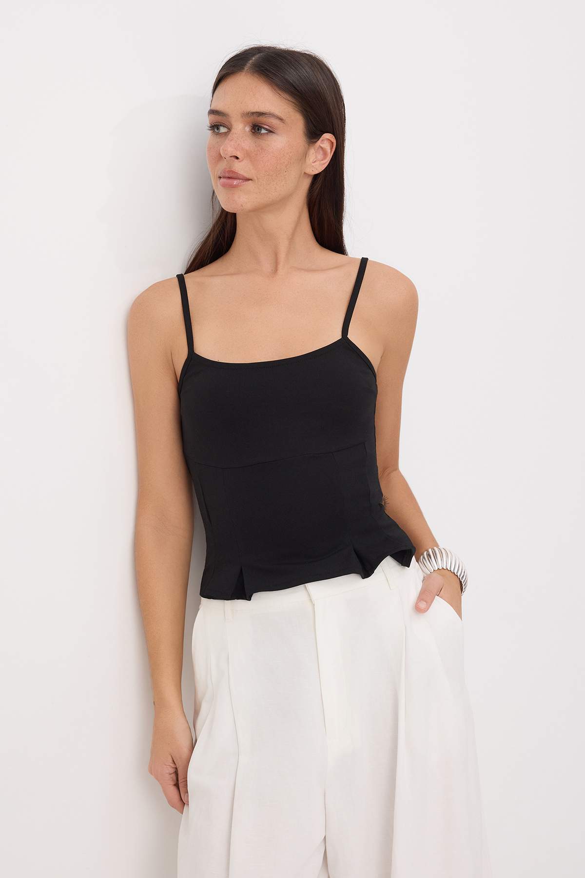 Trendyolmilla Siyah Fitted/Vücuda Oturan Kare Yaka İnce Askılı Kolsuz Yumuşak Örme Bluz TWOSS26BZ00626