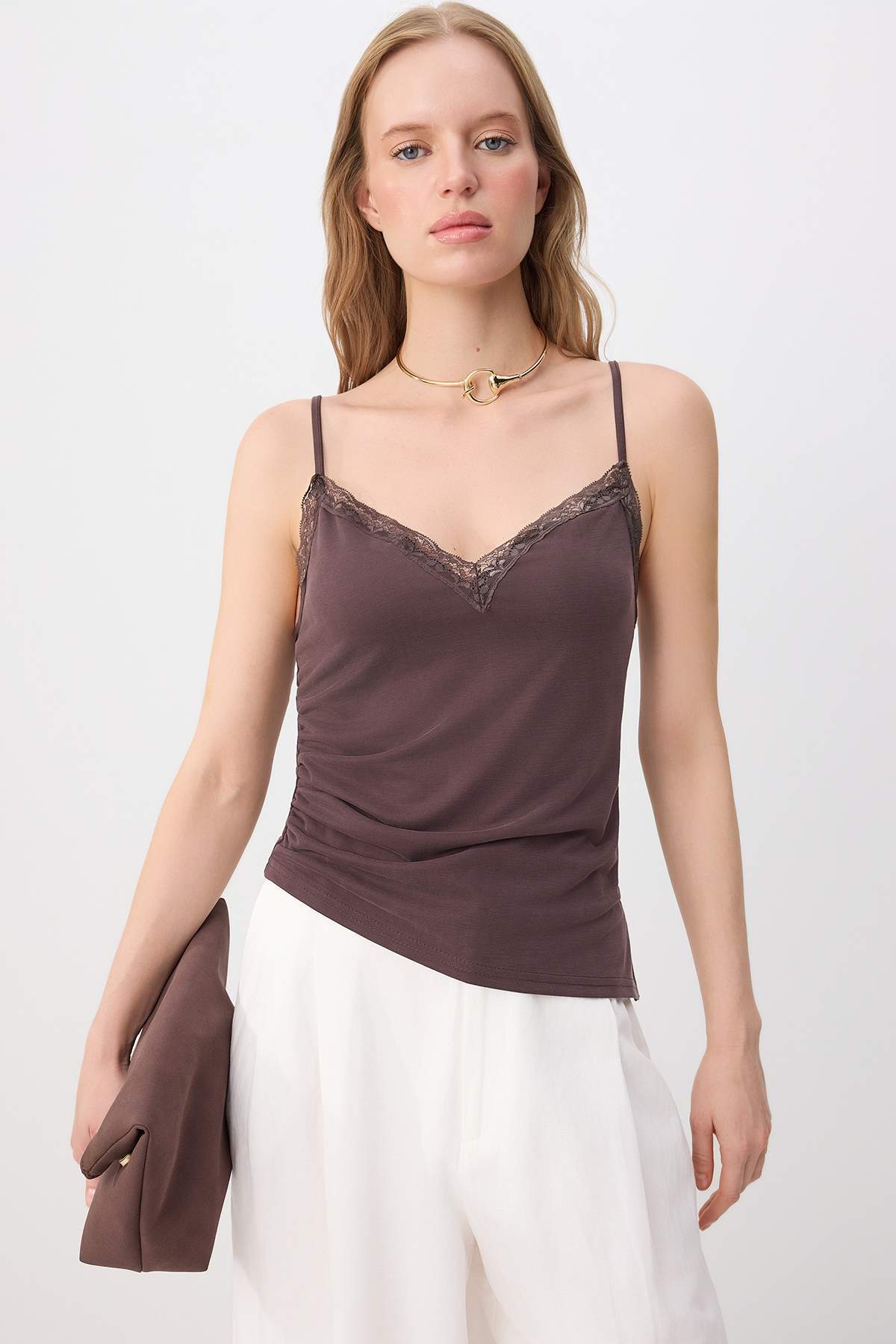 Trendyolmilla Koyu Kahverengi Fitted/Vücuda Oturan Dantel Detaylı İnce Askılı Modal Esnek Örme Bluz TWOSS26BZ00957
