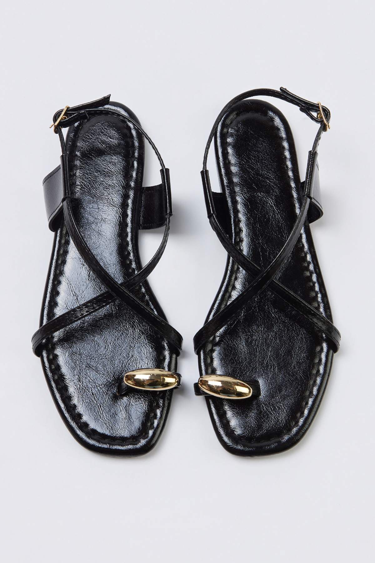 TRENDYOL SHOES Schwarzgoldene Accessoire-Detail-Damensandalen TAKSS25SD00067