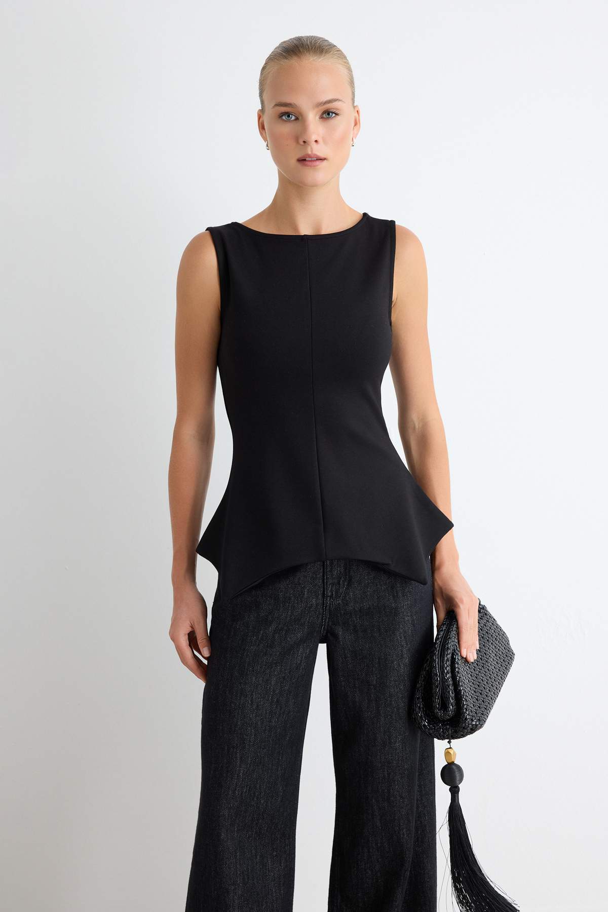 Trendyolmilla Siyah Düz Kayık Yaka Peplum Asimetrik Kolsuz Örme Bluz TWOAW27BZ00265