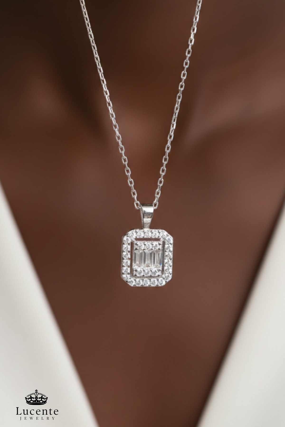Lucente Jewellery Aşk Şans Bereket ve Zarafetin Simgesi Baget Taşlı 925 Ayar Tek Taş Pırlanta Modeli Kararma Karşıtı Rodyum Güçlendirmeli Gümüş Özel Gün Hediyesi 45 Cm Zincirli Küpe Hediyeli Işıltılı Baget Kadın Kolye görsel 5