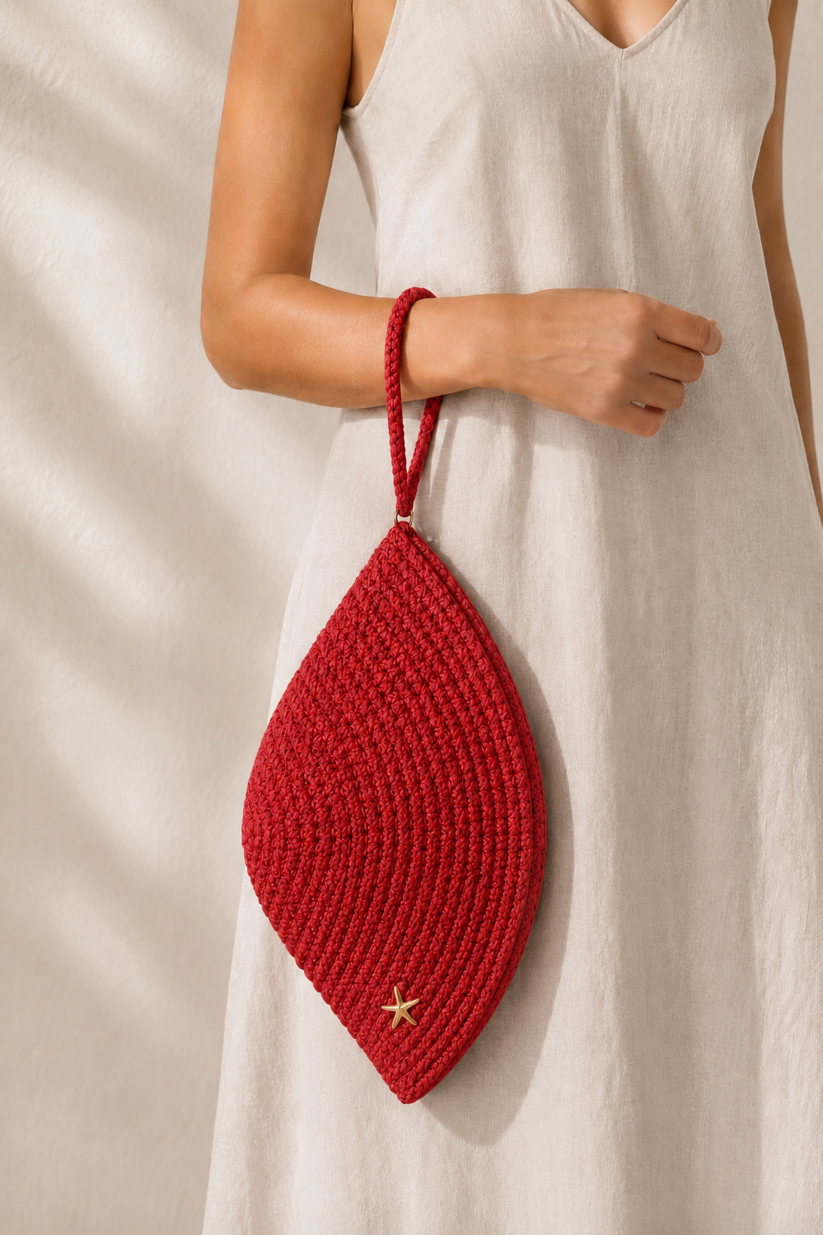 Naspar Kırmızı Renk Dikişli Hasır El Çantası Günlük Kullanım Kadın Clutch Çanta 30x15x15 cm | Fermuarlı, Deniz Yıldızı Aksesuarlı