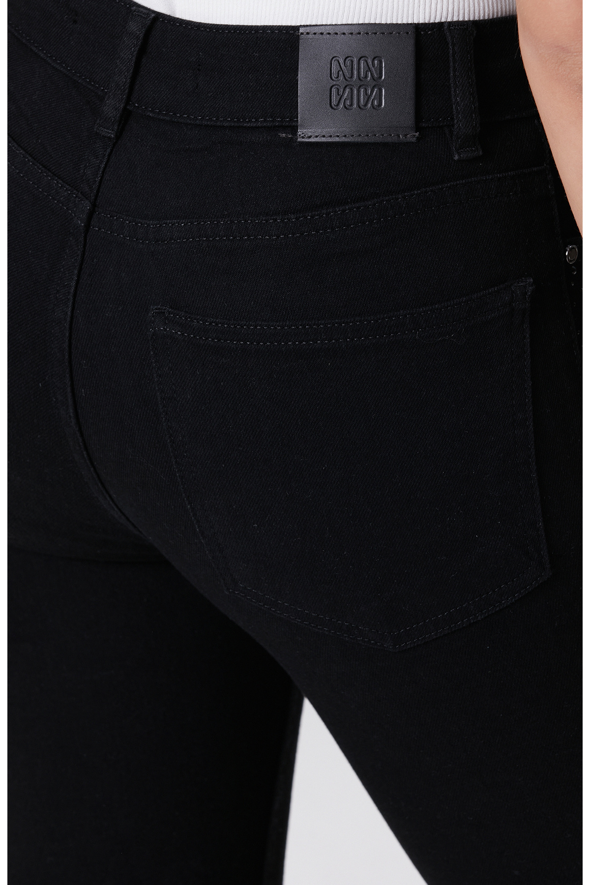 Network Siyah Kesik Paça Detaylı Taş Baskı Denim Pantolon görsel 5