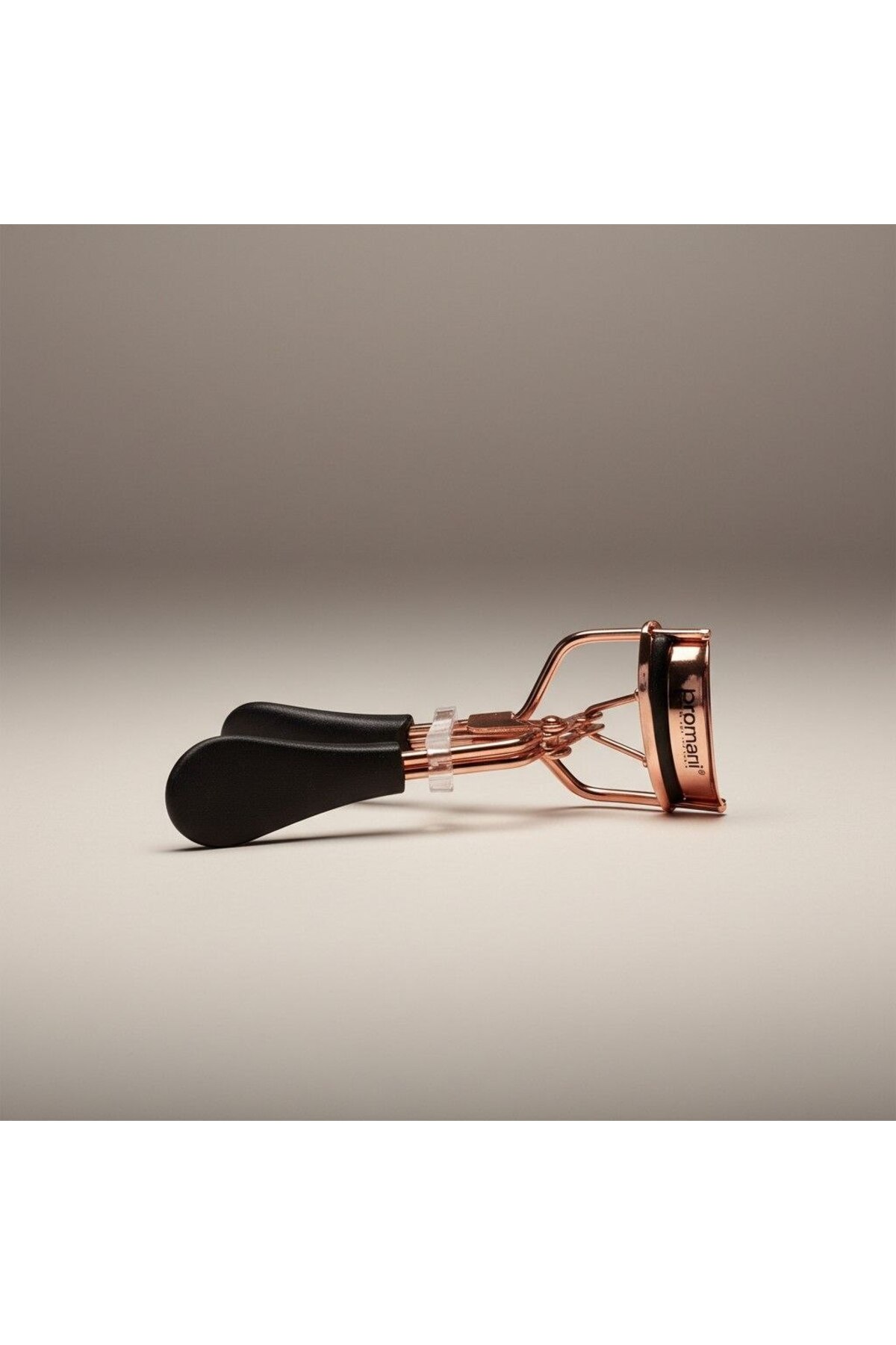 Rose Gold Profesyonel Kirpik Kıvırıcı - Yedek Pedli ve Şık Saklama Kutulu Lüks Kirpik Şekillendirici — فلزی MRE-LUX-29 — تصویر 4 از 7